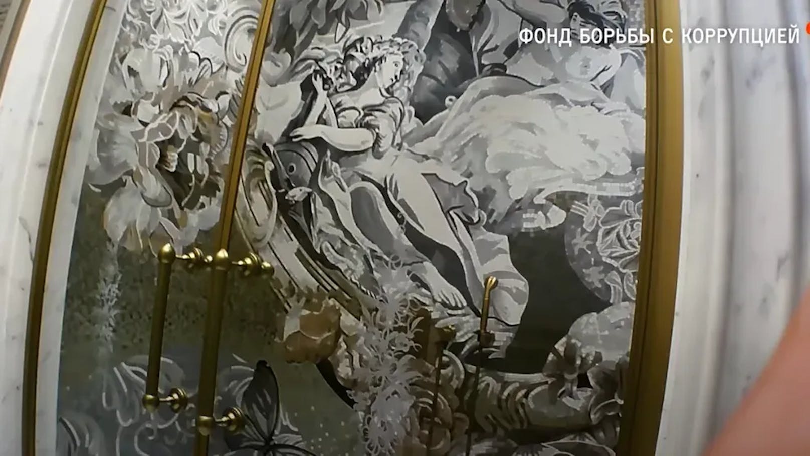 Engel-Mosaike und Goldelemente zieren die Dusche von Wladimir Putin.