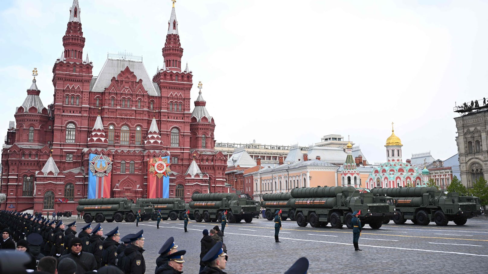 Eine Kolonne russischer S-400 Triumf-Raketensysteme fährt während der Militärparade zum Tag des Sieges am 9. Mai 2024 auf dem Roten Platz im Zentrum Moskaus.