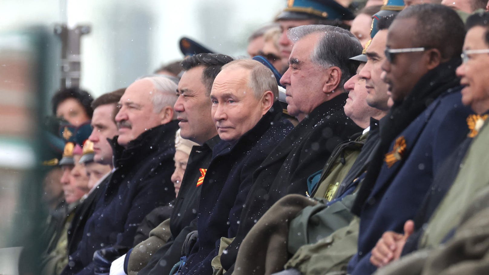 Zur Putin-Parade kamen etwa belarussische Diktator Lukaschenko und Kubas Machthaber Miguel Diaz-Canel Bermudez.
