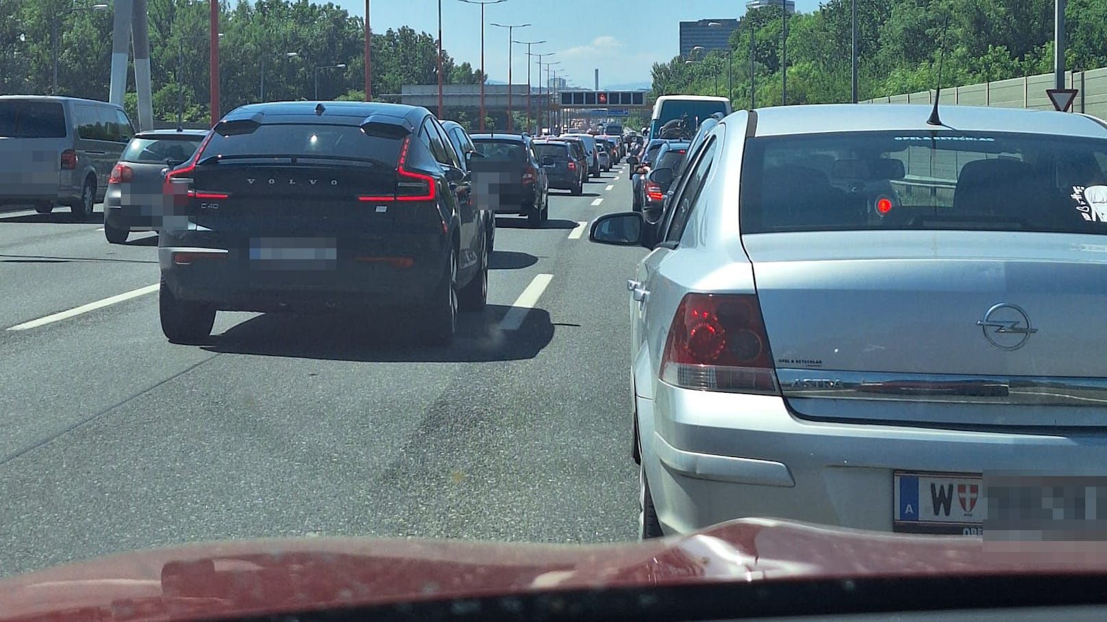 Mega-Stau! Tangente platzt am Feiertag aus allen Nähten