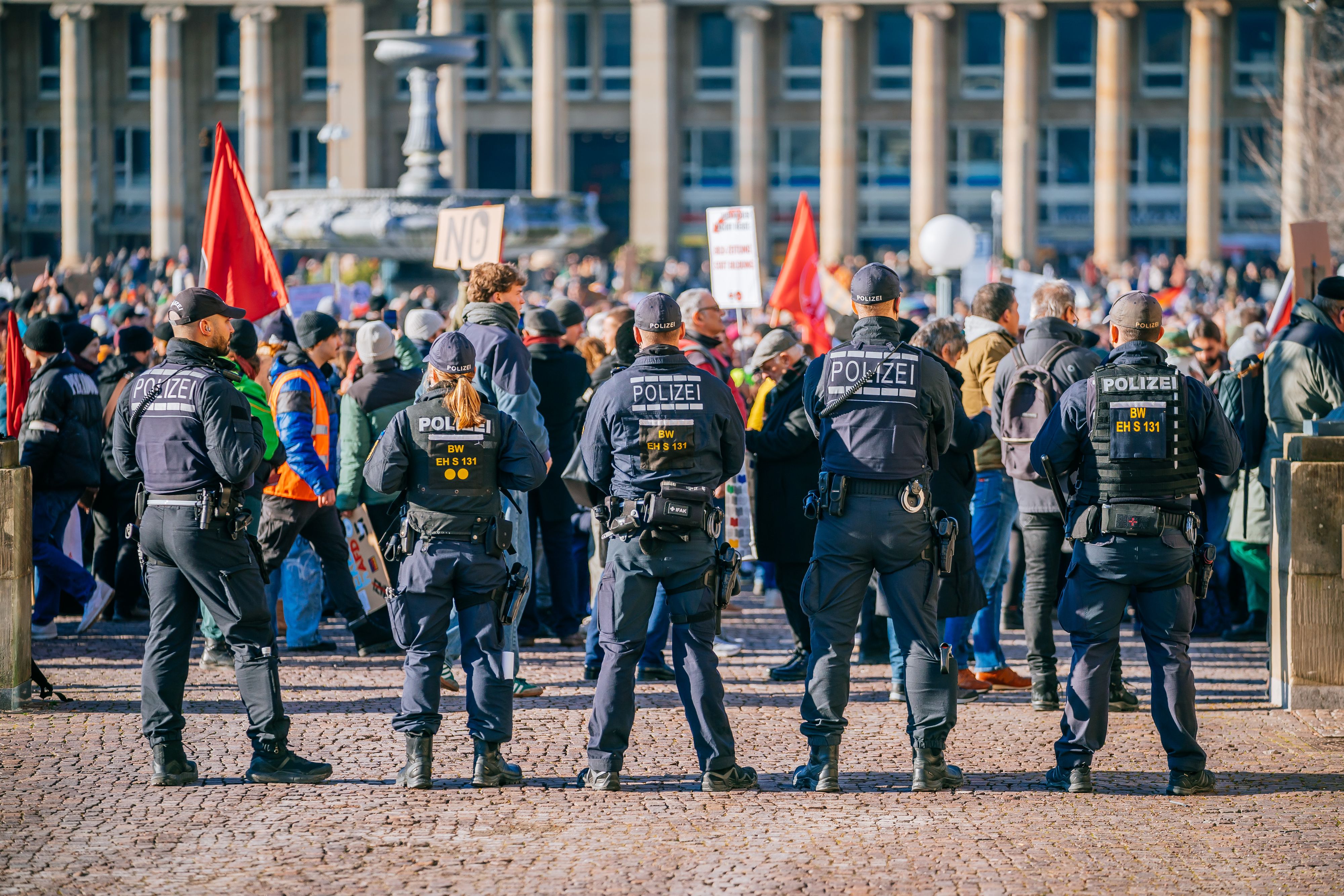 Die Angreifer dürften aus dem Lager der Gegner der AfD stammen. Archivbild einer Demonstration gegen die Alternative für Deutschland in Stuttgart. 