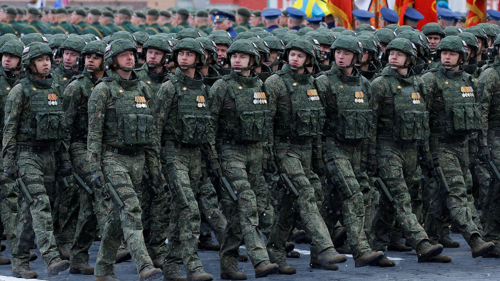 Russische Soldaten marschieren über den Roten Platz in Moskau. Die Militärparade wurde anlässlich des 79. Jahrestages des Sieges über die Nationalsozialisten abgehalten.