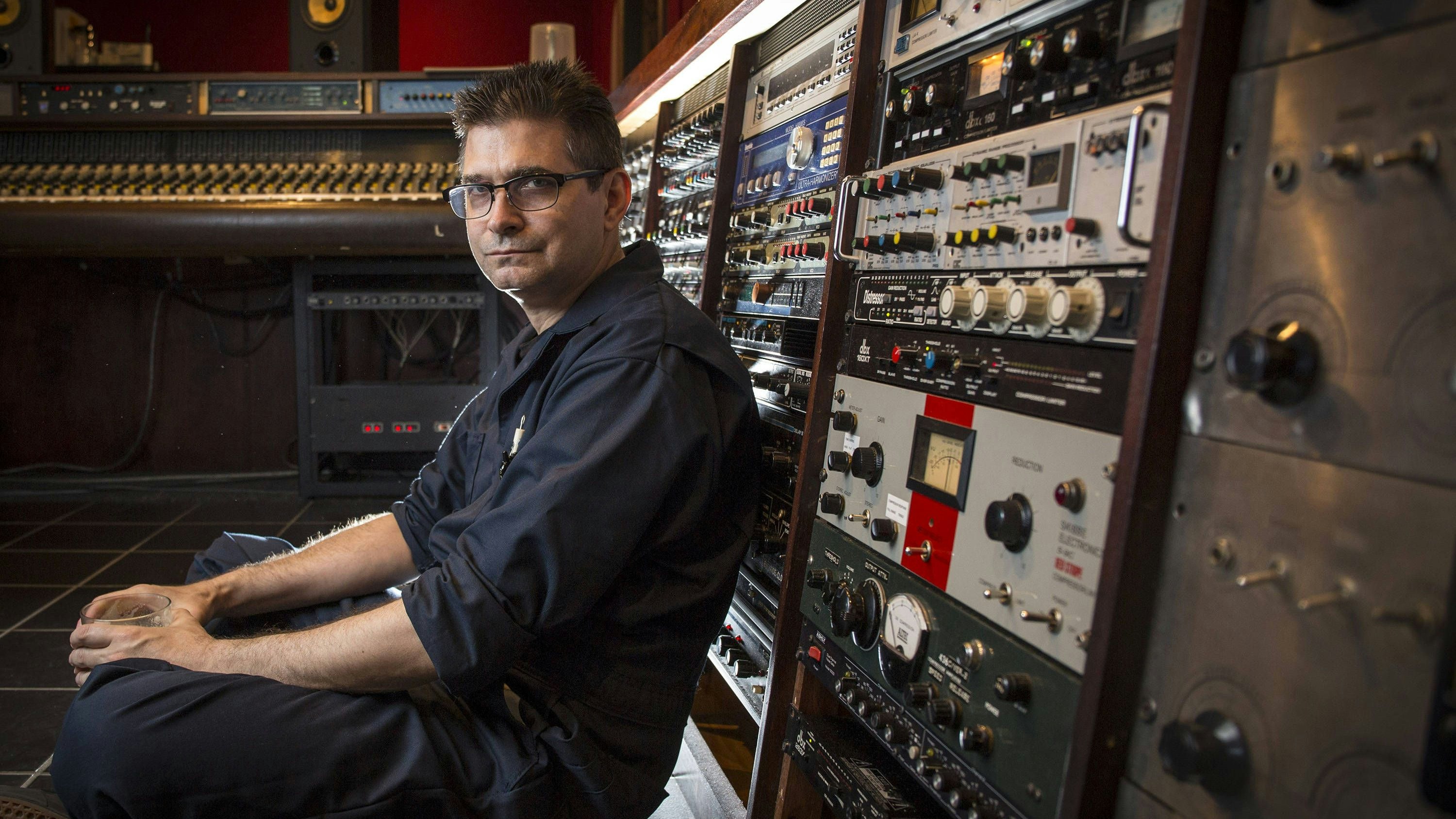 May 8, 2024: STEVE ALBINI, the noise rock pioneer with Big Black and Shellac who also helped engineer some of the greatest alternative rock albums of all time: Nirvana s In Utero and Pixies Surfer Rosa, has died at 61. FILE PHOTO SHOT ON: July 24, 2014, Chicago, Illinois, USA - Steve Albini in his studio. Chicago USA - ZUMAm67_ 20240508_shv_m67_452 Copyright: xBrianxCassellax