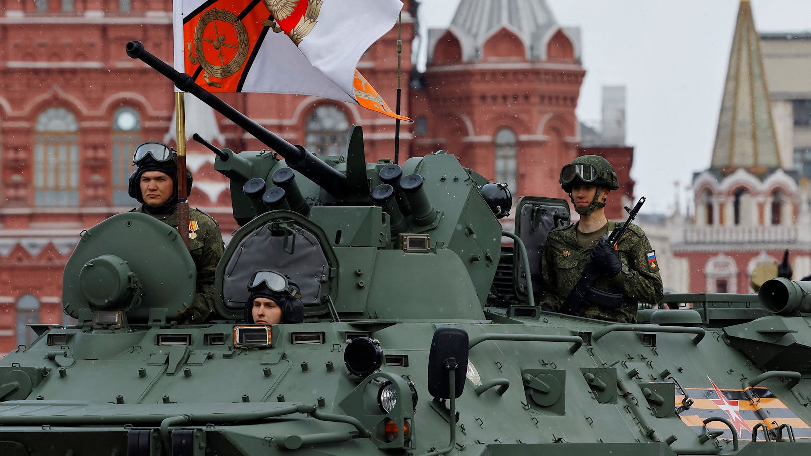 Die Militärparade im Moskau anlässlich des 79. Jahrestages des Sieges über die Nationalsozialisten. Hier fahren russische Militärangehörige auf einem gepanzerten Mannschaftswagen über den Roten Platz.