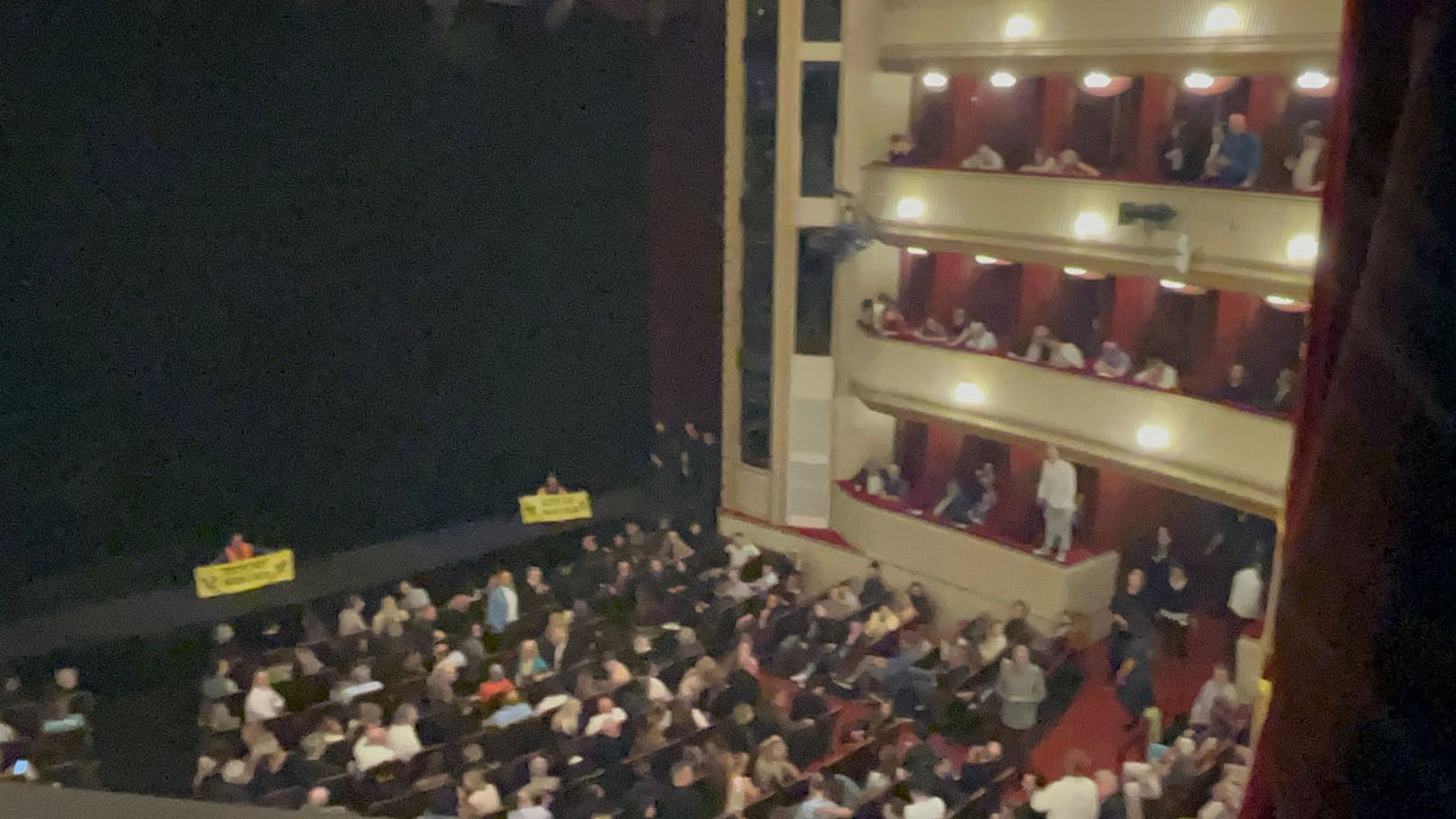 Klima-Kleber der Letzen Generation haben am Abend des 9. Mai 2024 eine Burgtheater-Vorstellung gestürmt.