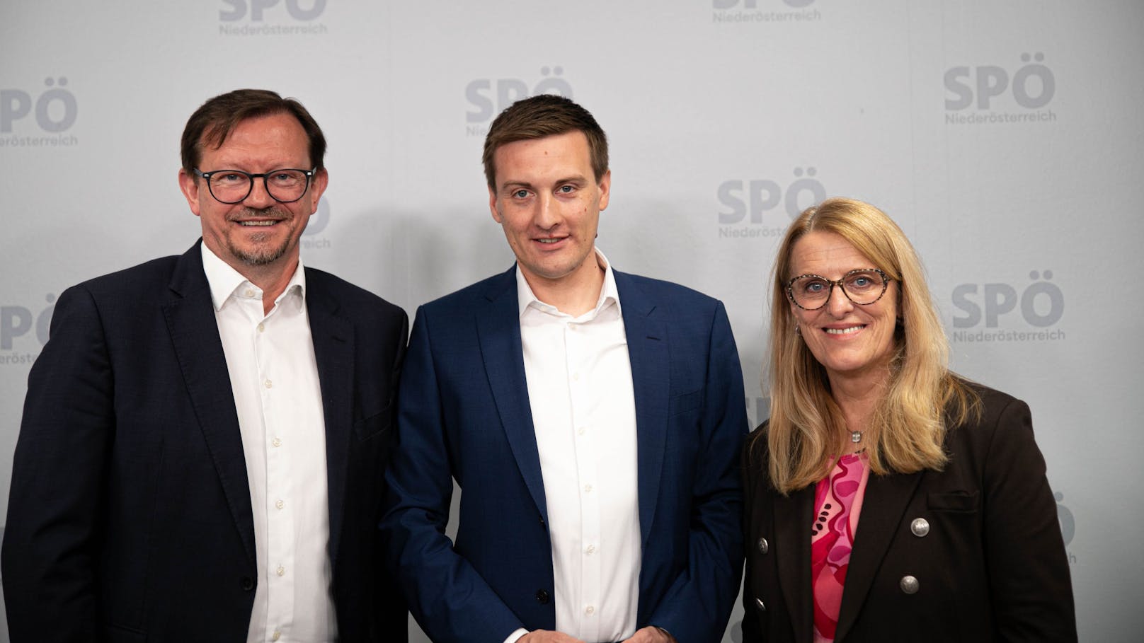 SPNÖ-Landesparteivorsitzender Sven Hergovich (M.), Sozial-Landesrätin Ulrike Königsberger-Ludwig (r.)und Nationalrat Rudi Silvan (l.)