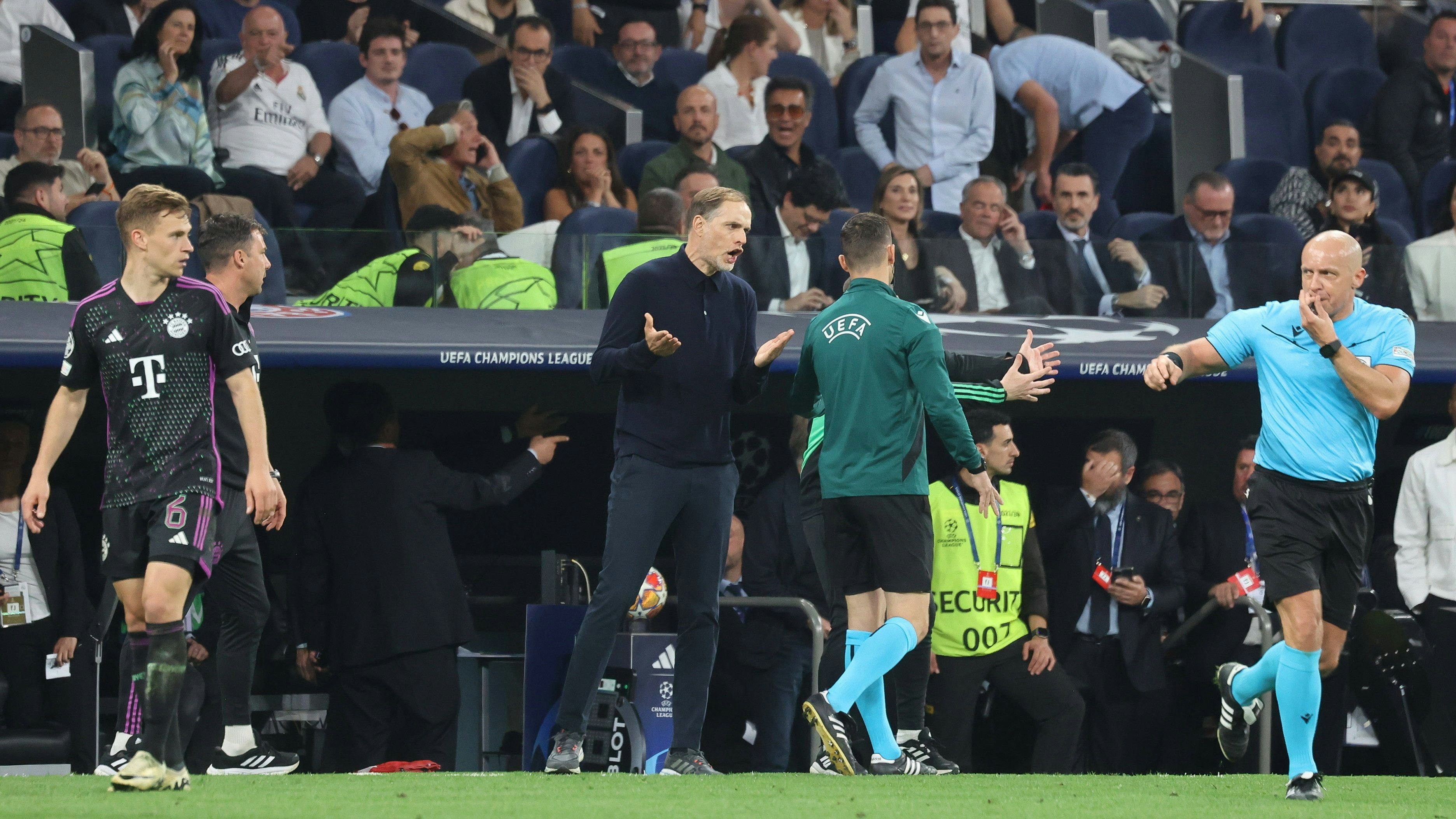 Nach dem Aus in der Champions League übt Bayern-Trainer Thomas Tuchel heftige Kritik am Schiedsrichterteam.