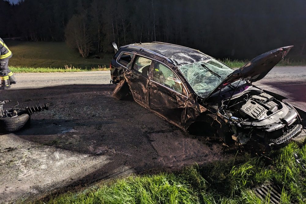 Eine 40-Jährige hatte 1,7 Promille im Blut und die Kinder am Rücksitz, als sie einen schweren Unfall hatte.