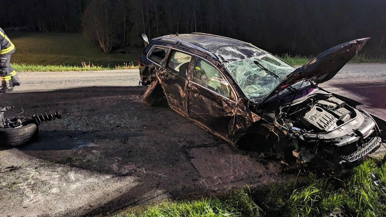 Unfassbar – Betrunkene crasht mit drei Kindern im Auto