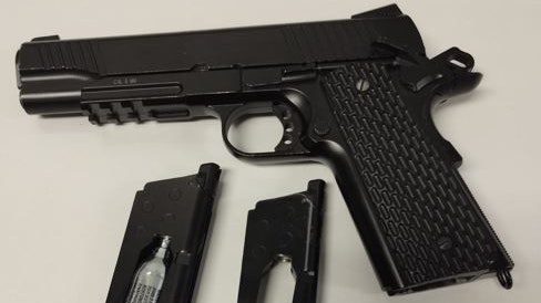 Diese Waffe besorgte eine 55-jährige Mutter ihrem 14-jährigem Sohn. 