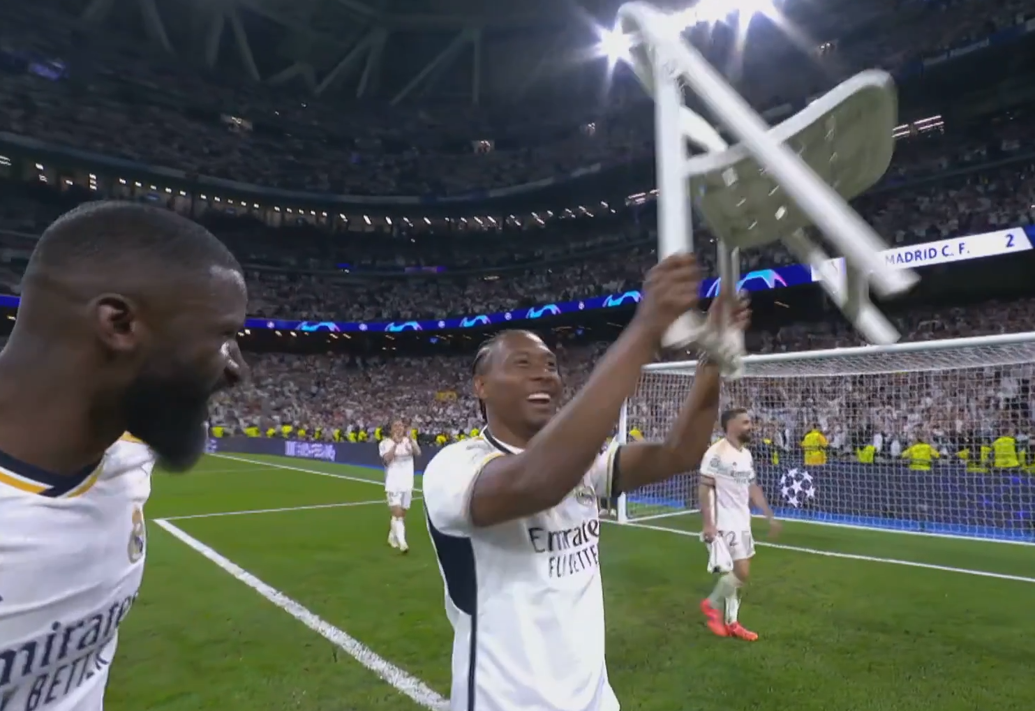 Alaba und der Klappstuhl