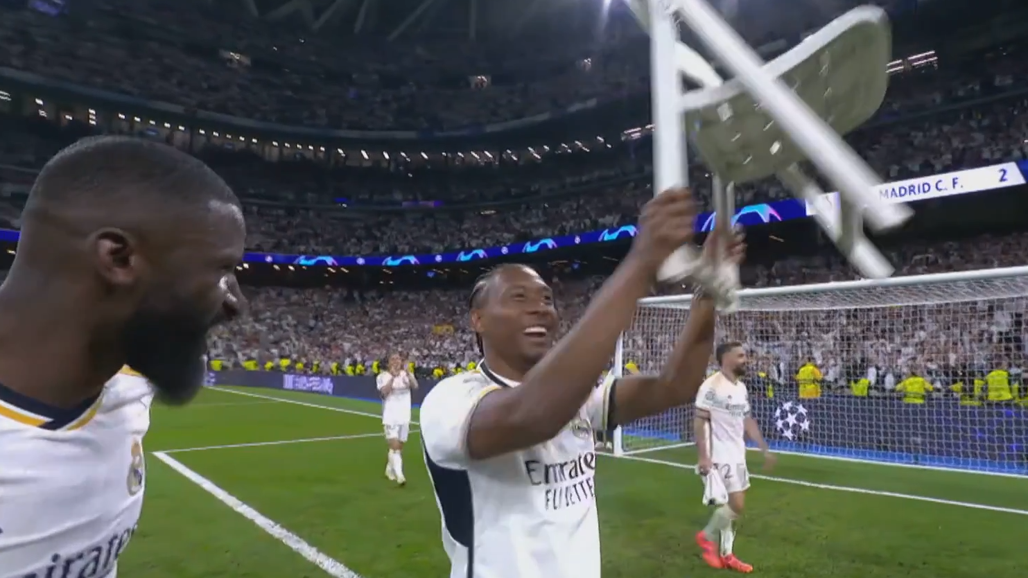 Alaba und der Klappstuhl