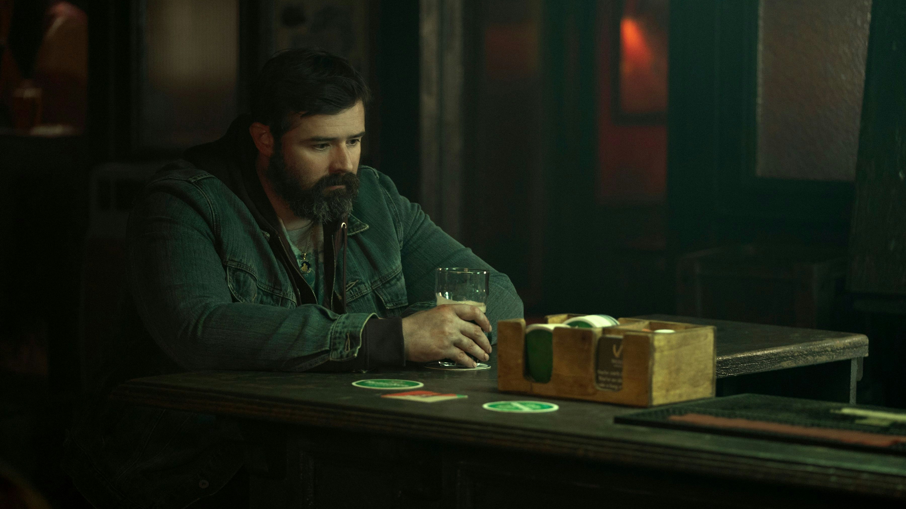 Stiller Zecher an der Bar: Teddy (Ger Kelly)