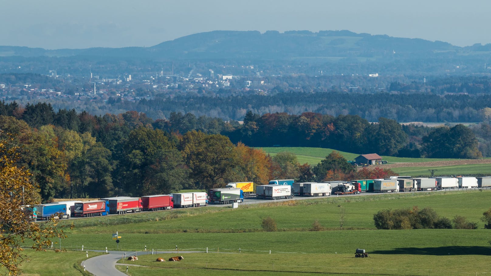 "Arrogantes" Österreich verursacht 80km langen LKW-Stau