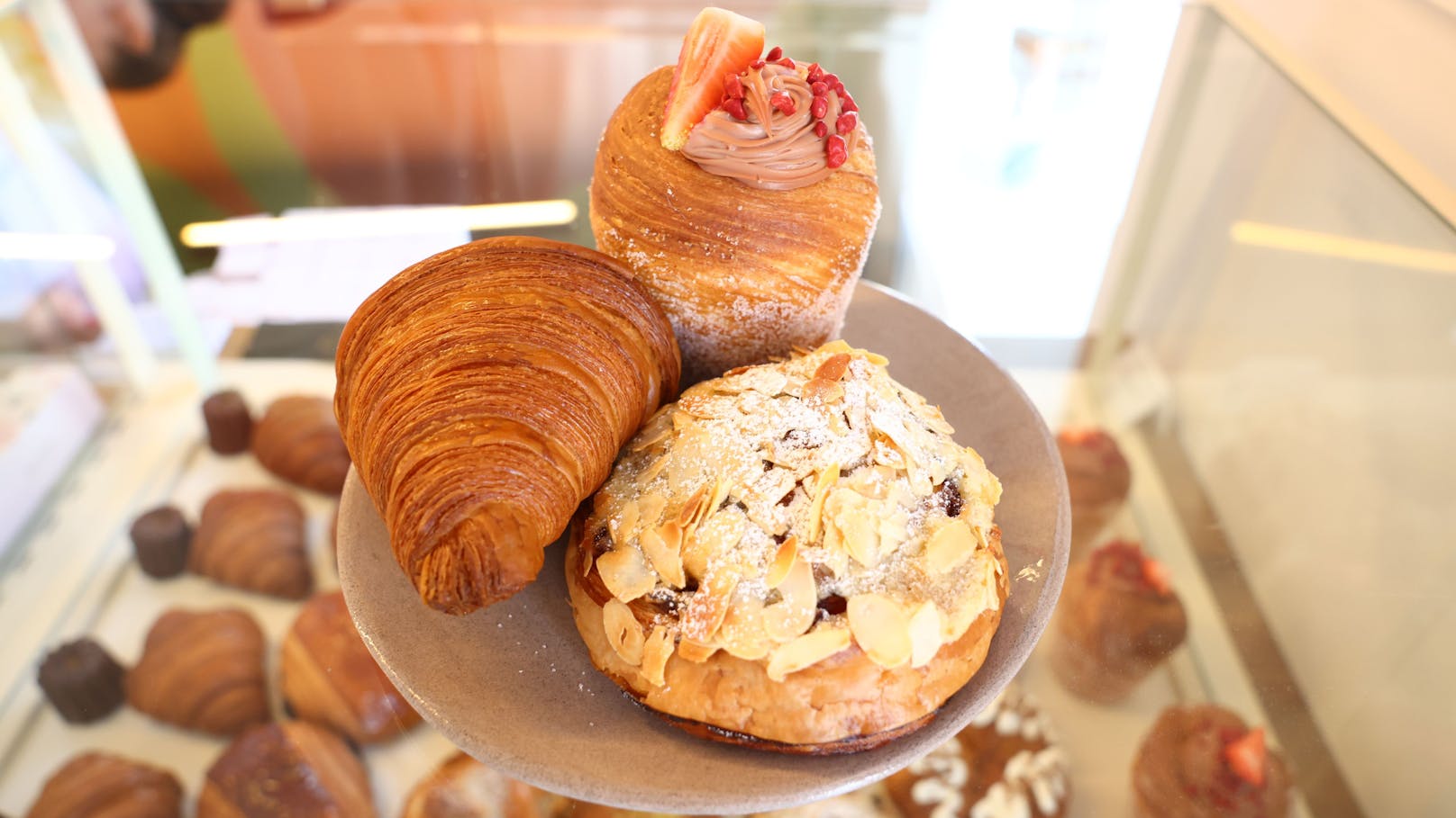 Eine Auswahl der angebotenen Mehlspeisen: das klassische Croissant, ein Mandel-"Croissant" (vorne rechts) und ein "Cruffin" – also eine Mischung aus Croissant und Muffin (hinten)