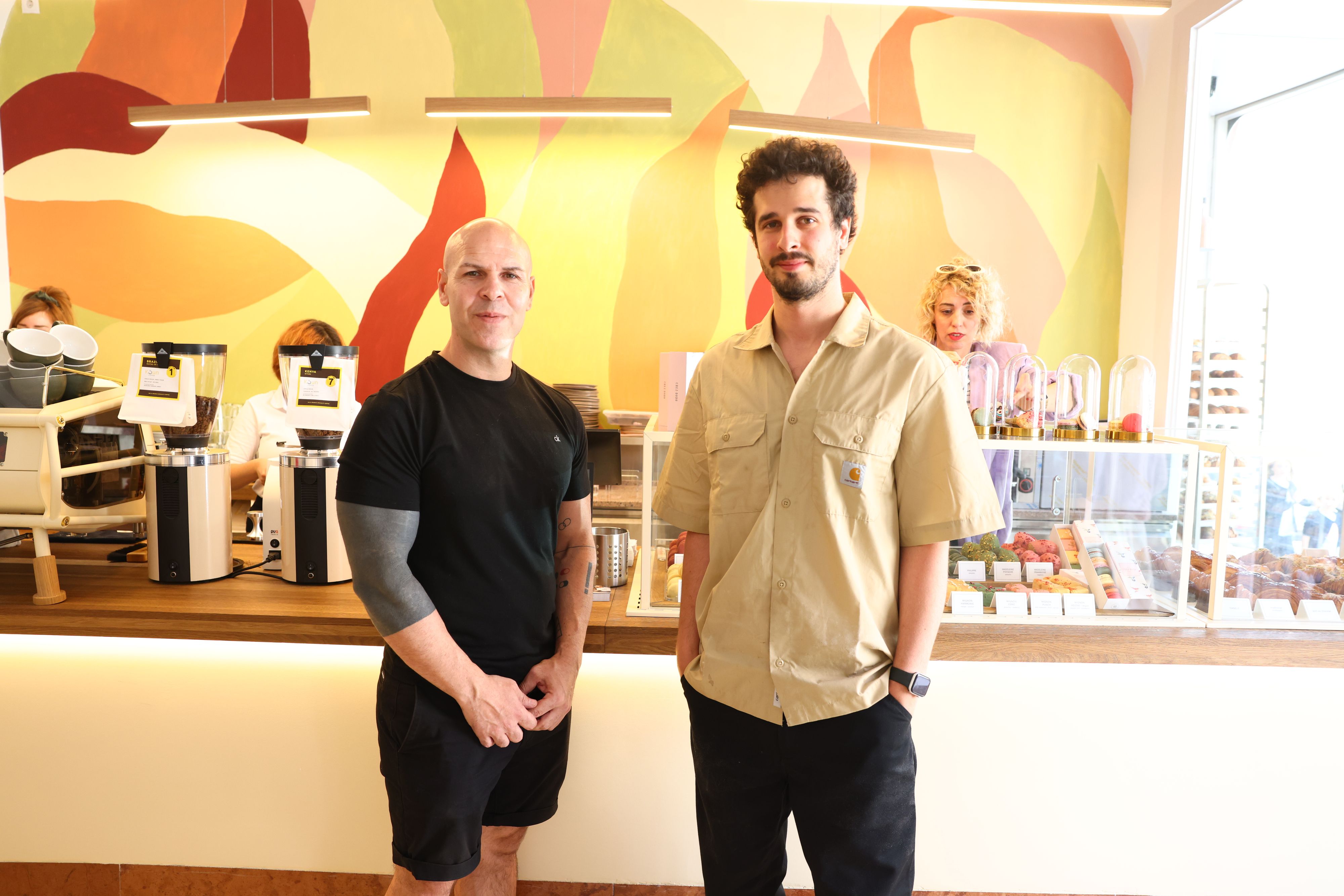 Gründer Gergely Markovics (li.) und Chefbäcker Petér Dorman freuen sich über die Neueröffnung in Wien.