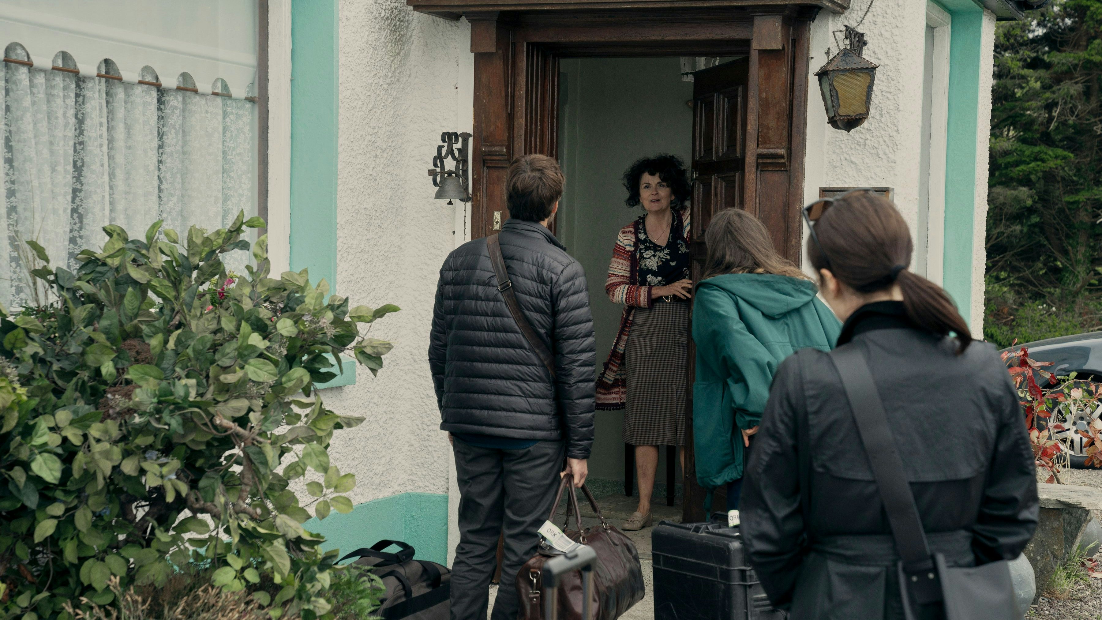 "Hallo, wir sind die Podcaster" – Mrs. O’Shea ist die Vermieterin der drei Journalisten