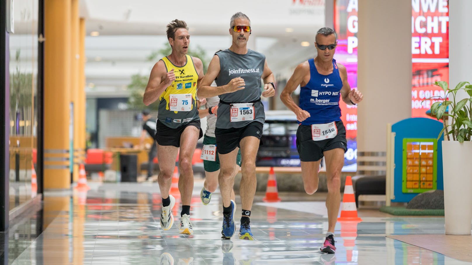 1.250 Teilnehmer, darunter sowohl internationale Athleten, als auch Hobbyläufer und vor allem Nachwuchssportler und begeisterte Familien mit Kindern, machten das Event zu einem unvergesslichen Ereignis.