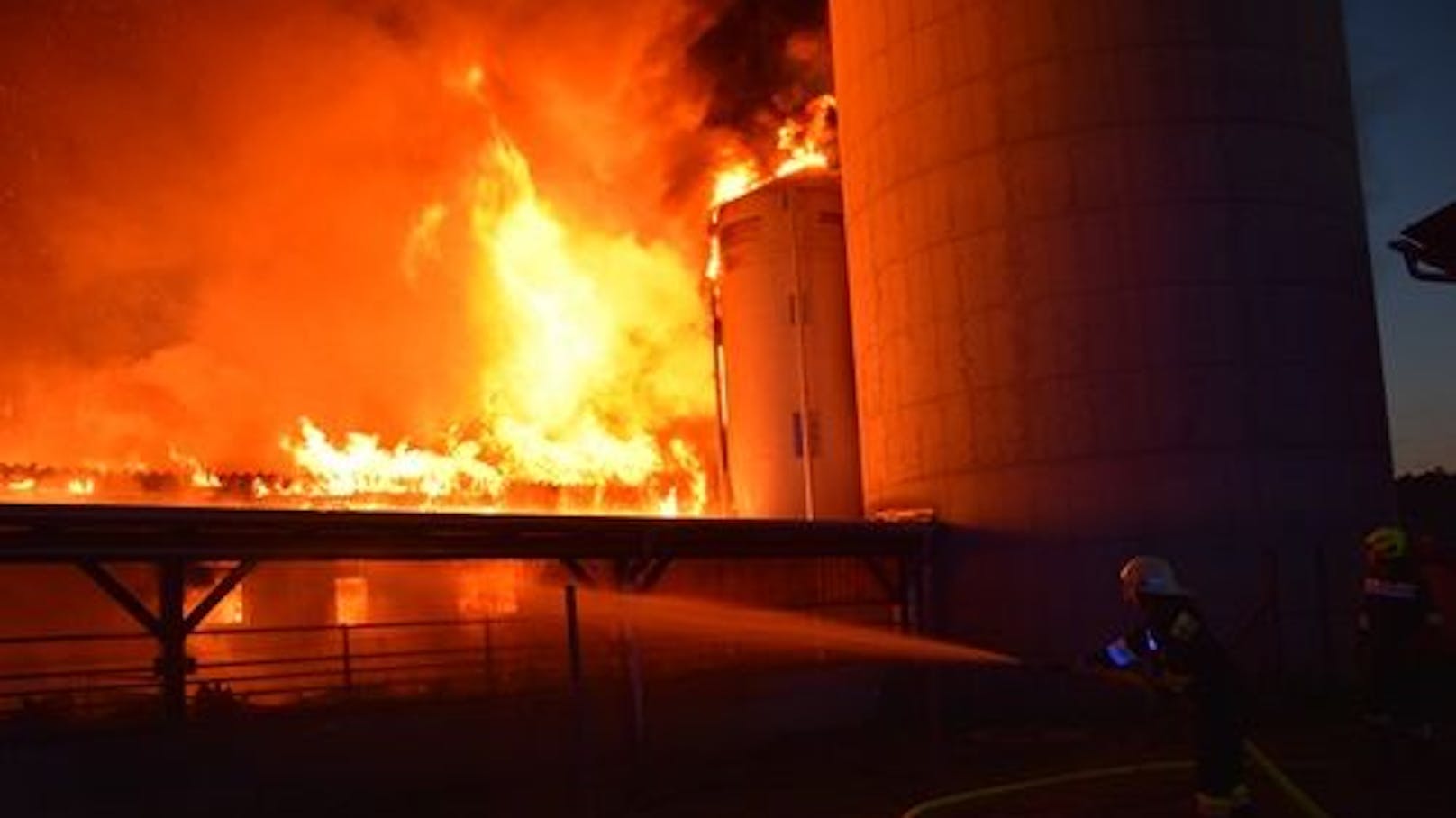 Am Donnerstagabend (9. Mai 2024) kam es in St. Peter am Ottersbach zu einem Großbrand in einem Schweinestall.