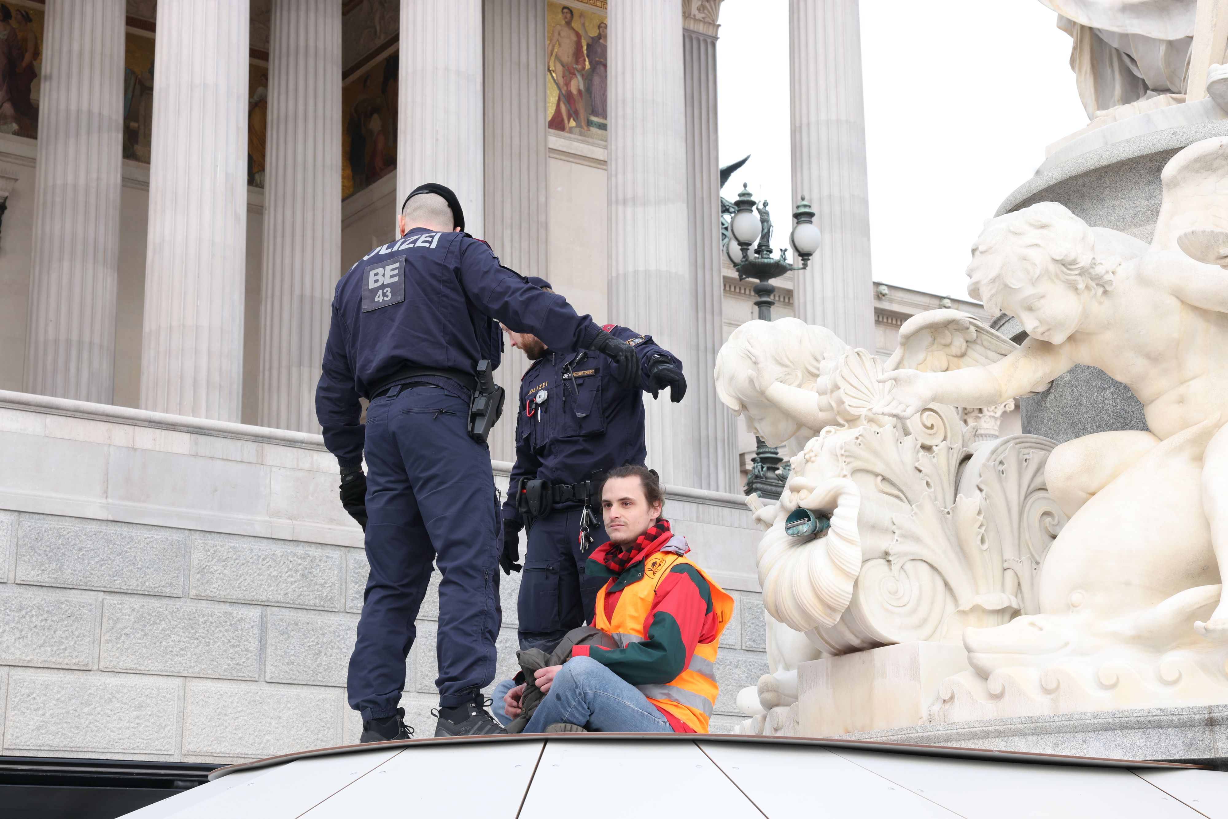 Die Polizei geht entschieden gegen Klima-Kleber vor.