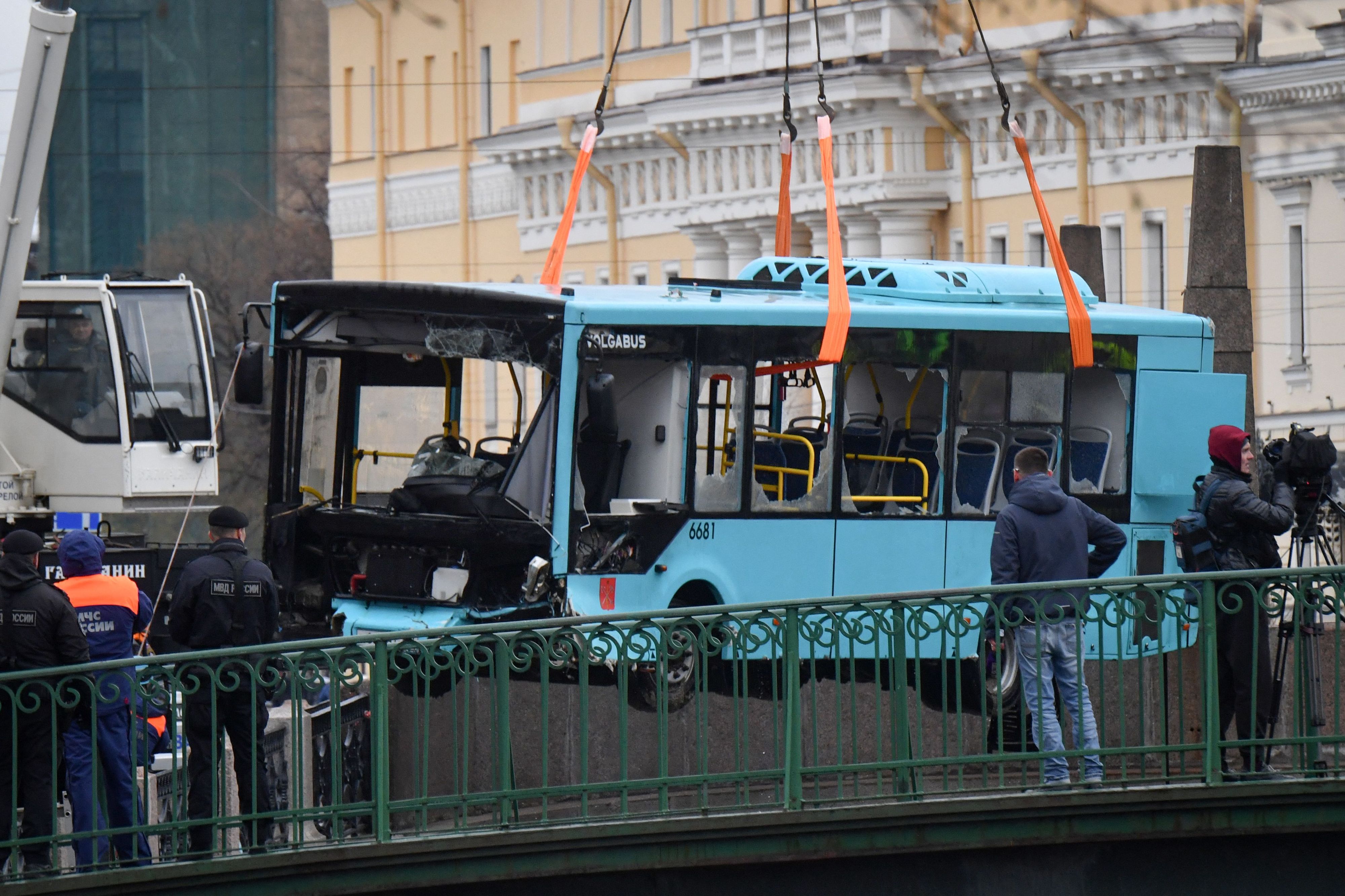 Rettungskräfte bei der Bergung des Buswracks aus dem Fluss Moyka in St. Petersburg.