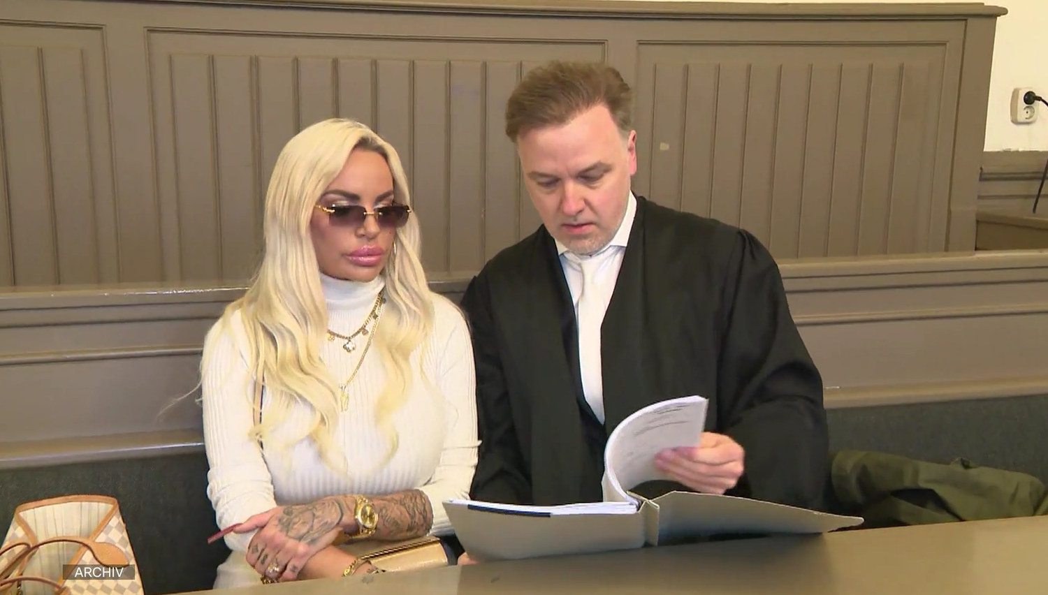 Bereits am 18. April musste Gina-Lisa (mit ihrem Anwalt Burkhard Benecken) vor Gericht. Sie stritt sich mit ihrem Ex-Freund um 20.000 Euro. Das Urteil steht noch aus.