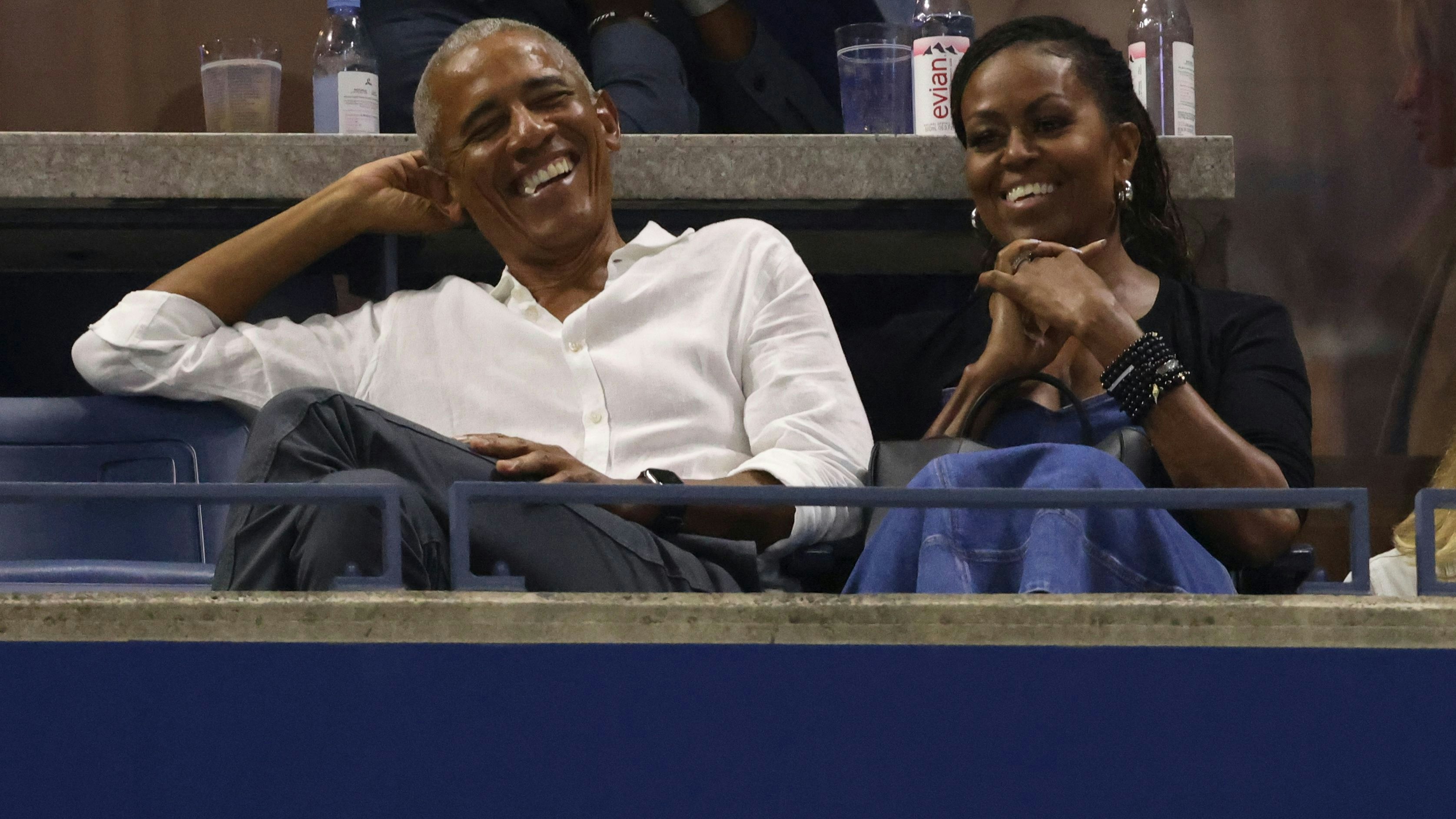 Der frühere US-Präsident Barack Obama und seine Frau Michelle bei den US Open am 28. August 2023 in New York. Die beiden haben 2018 die Medienproduktionsfirma "Higher Ground" gegründet, die Netflix-Serie "Bodkin" ist das erste rein fiktionale Resultat dieser Zusammenarbeit
