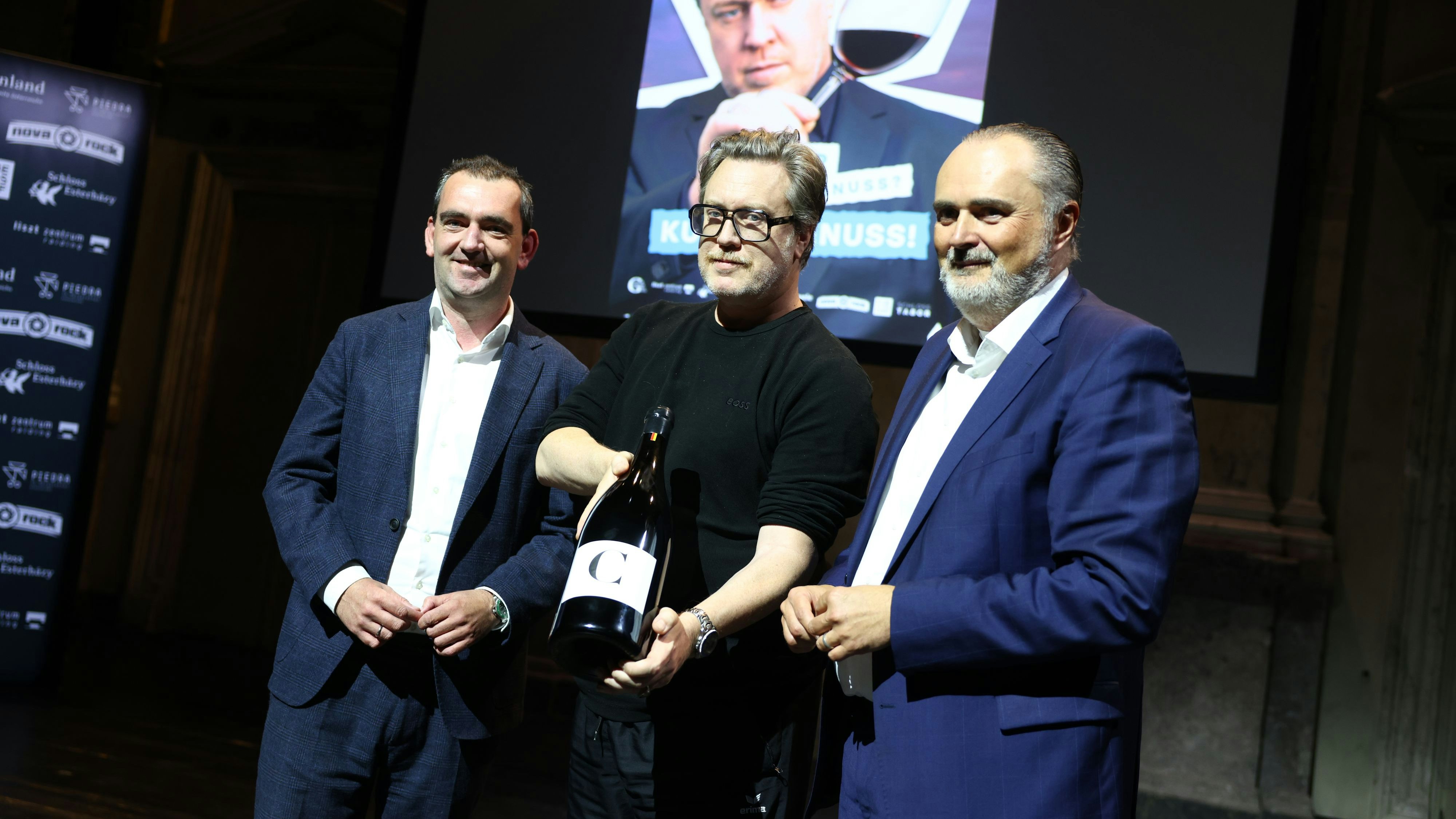 Hans Peter Doskozil mit Burg-Star Nicolas Ofczarek und Weintourismus-Obmann Herbert Oschep