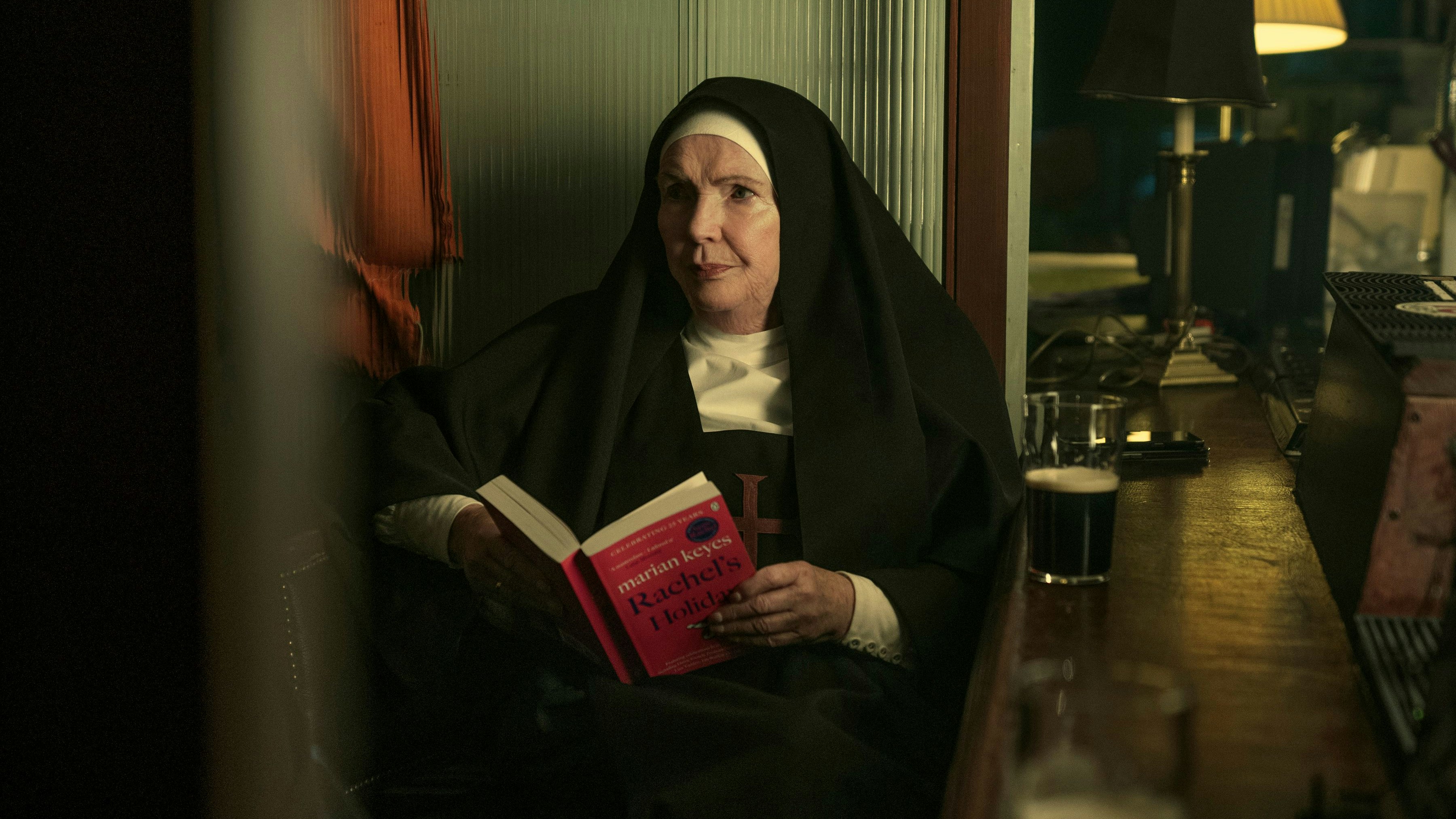 Keine Seltenheit: Nonnen im Pub, ob sie nun lesen oder dabei auch Bier trinken, sind in Irland keine Seltenheit (Fionnula Flanagan als Mutter Bernadette)