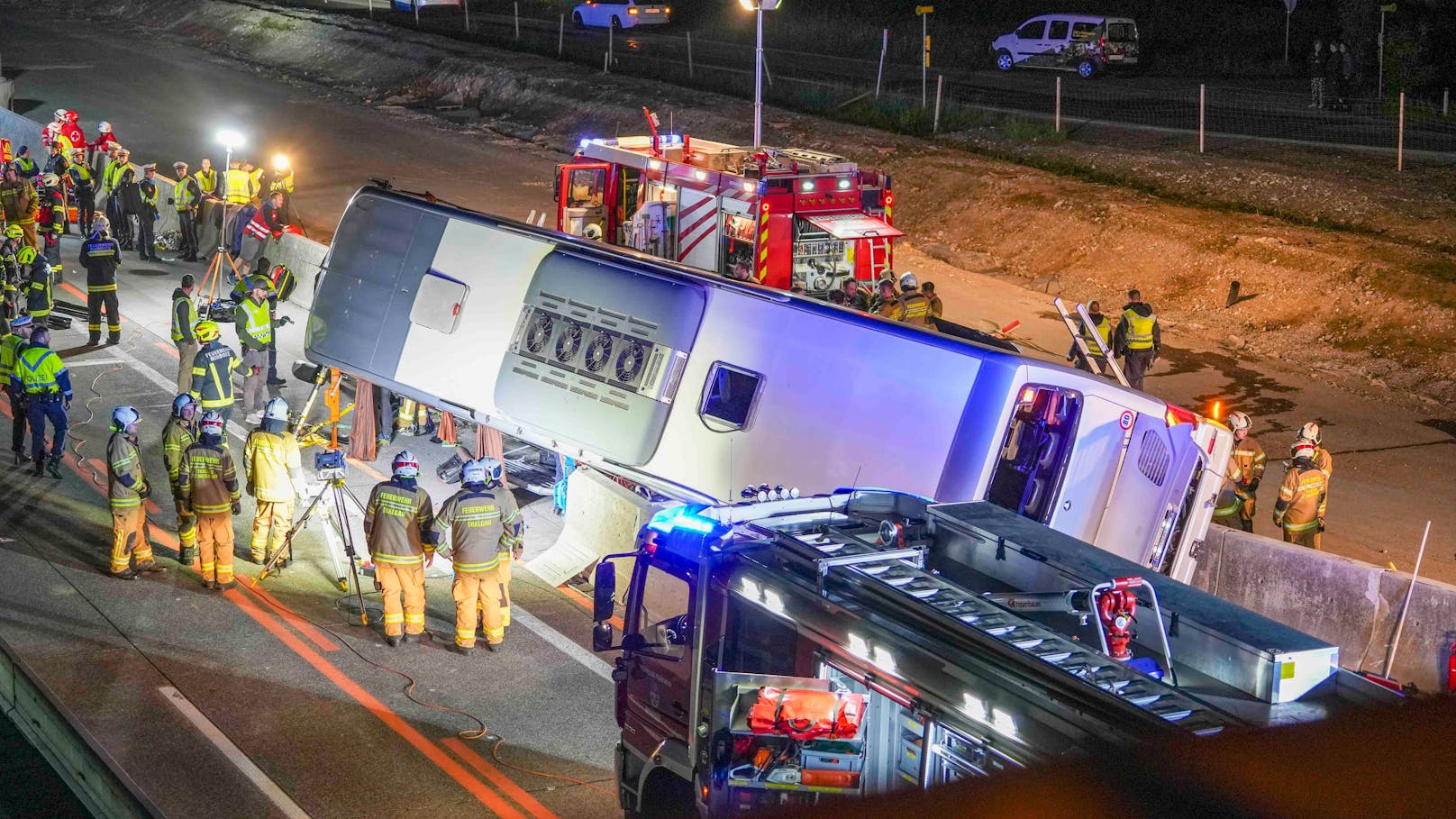 Bei einem schweren Busunfall auf der Westautobahn A1 in einem Baustellenbereich bei Thalgau sind in der Nacht auf Samstag mehrere Personen verletzt worden.