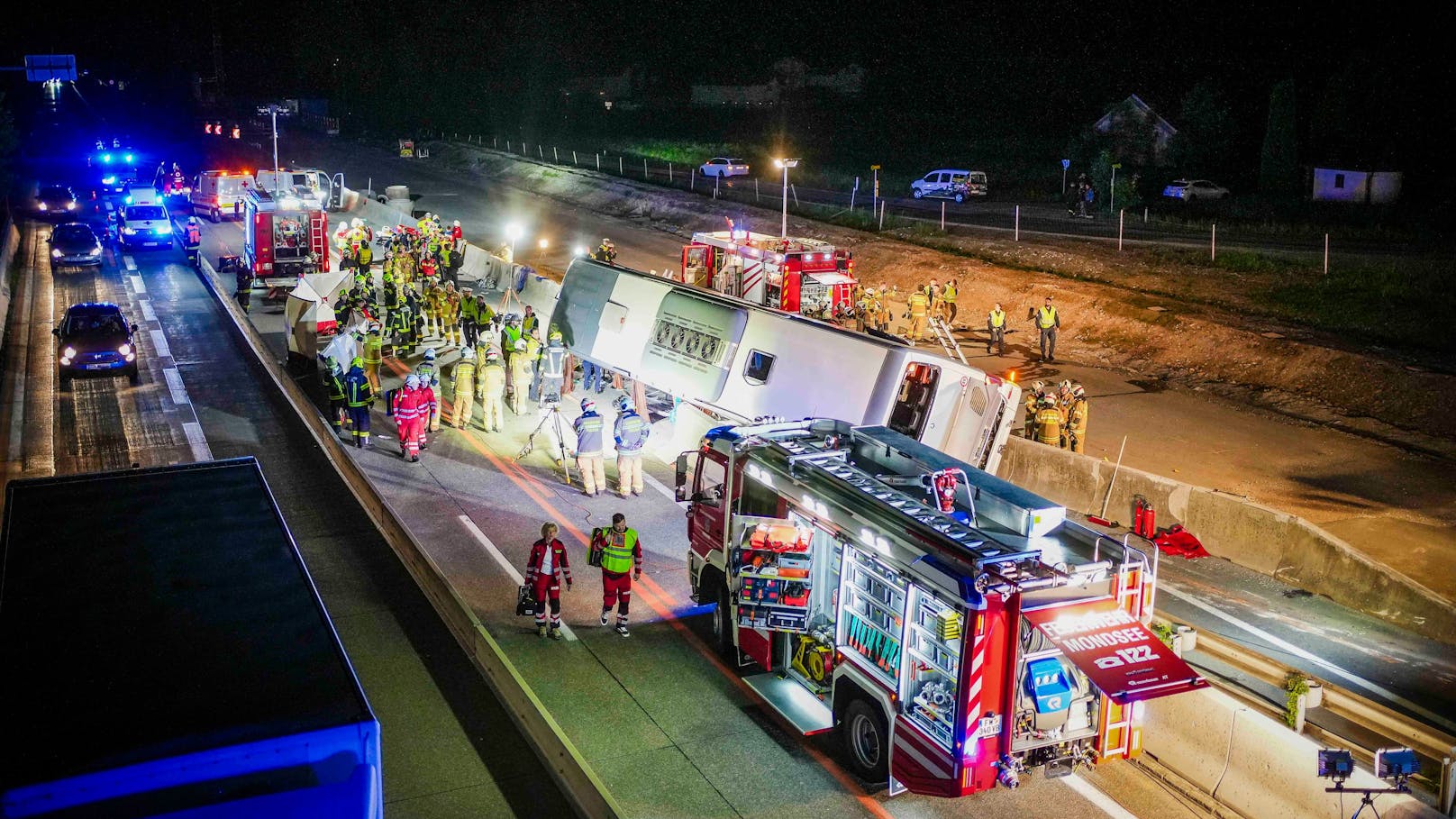 Bei einem schweren Busunfall auf der Westautobahn A1 in einem Baustellenbereich bei Thalgau sind in der Nacht auf Samstag mehrere Personen verletzt worden.