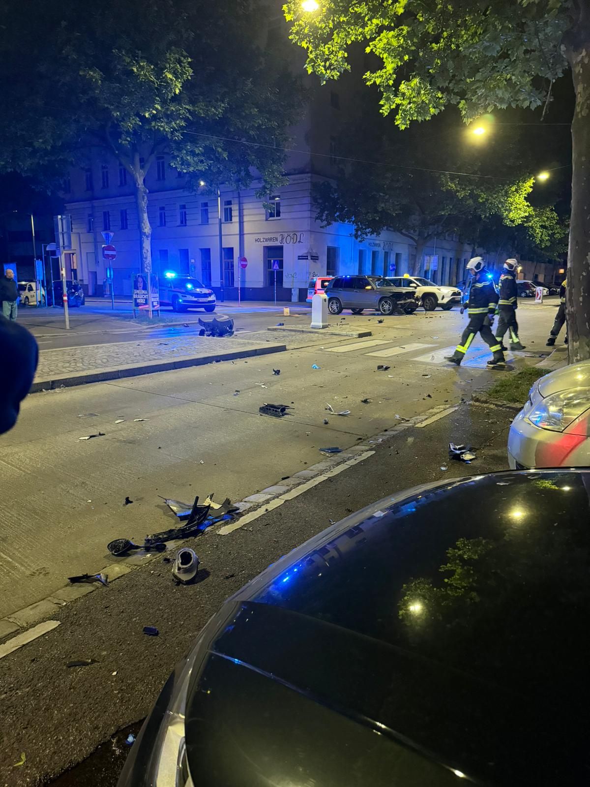 In Wien-Leopoldstadt ereignete sich ein schwerer Verkehrsunfall. Ein Motorradlenker befindet sich im Spital.