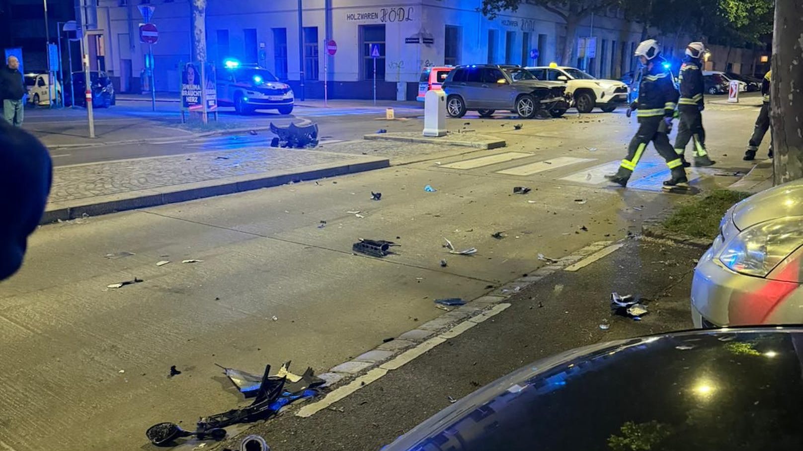 Schwerer Verkehrsunfall in Wien – Biker in Lebensgefahr
