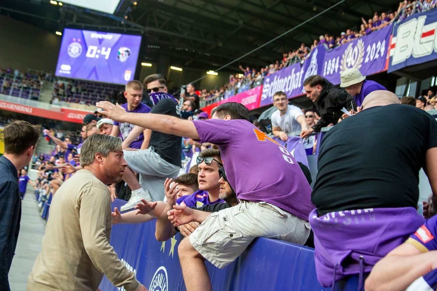 Wimmer im Austausch mit den Austria-Fans