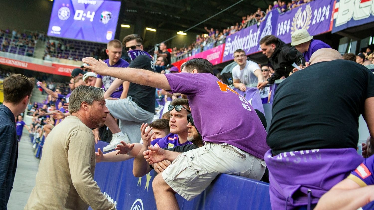 Wimmer im Austausch mit den Austria-Fans