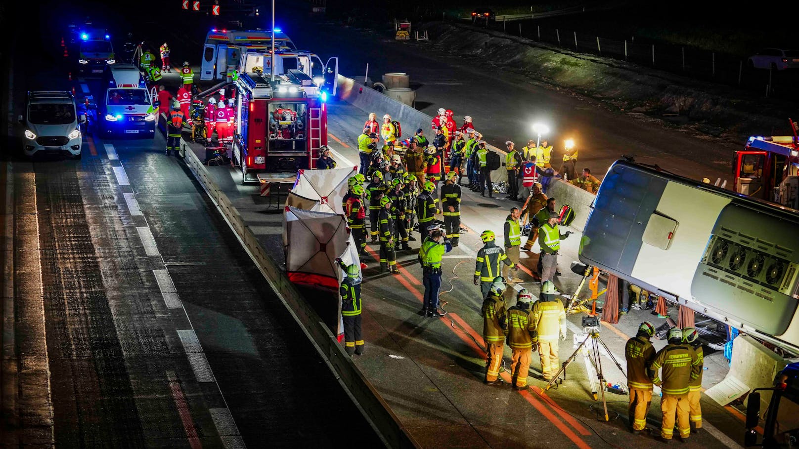 Bei einem schweren Busunfall auf der Westautobahn A1 in einem Baustellenbereich bei Thalgau sind in der Nacht auf Samstag mehrere Personen verletzt worden.