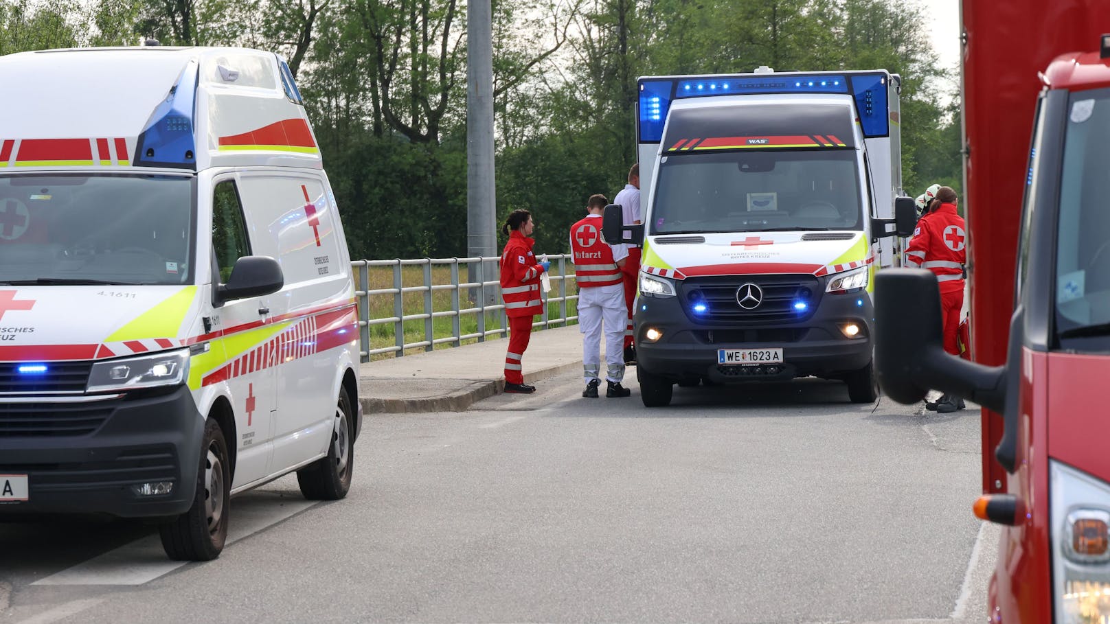 Schwere Verletzungen erlitt Freitagnachmittag ein Motorradfahrer bei einer Kollision mit einem Pkw in einem Kreuzungsbereich in Buchkirchen (Bezirk Wels-Land).