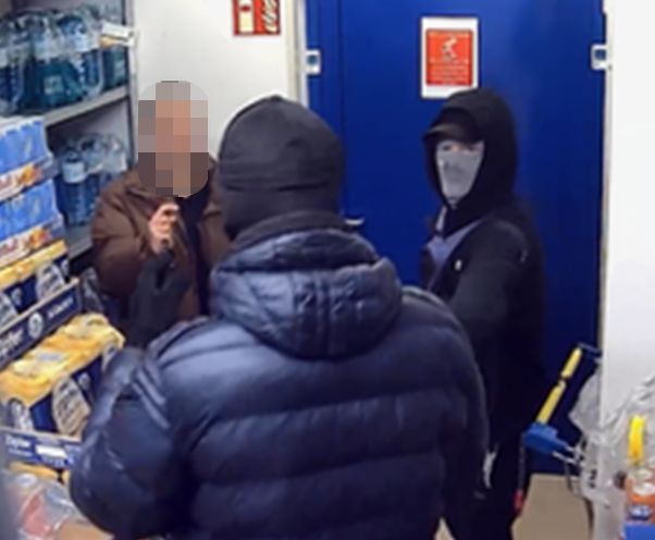 Zwei maskeirte Täter überfallten am Samstagmorgen eine tankstelle in Völs