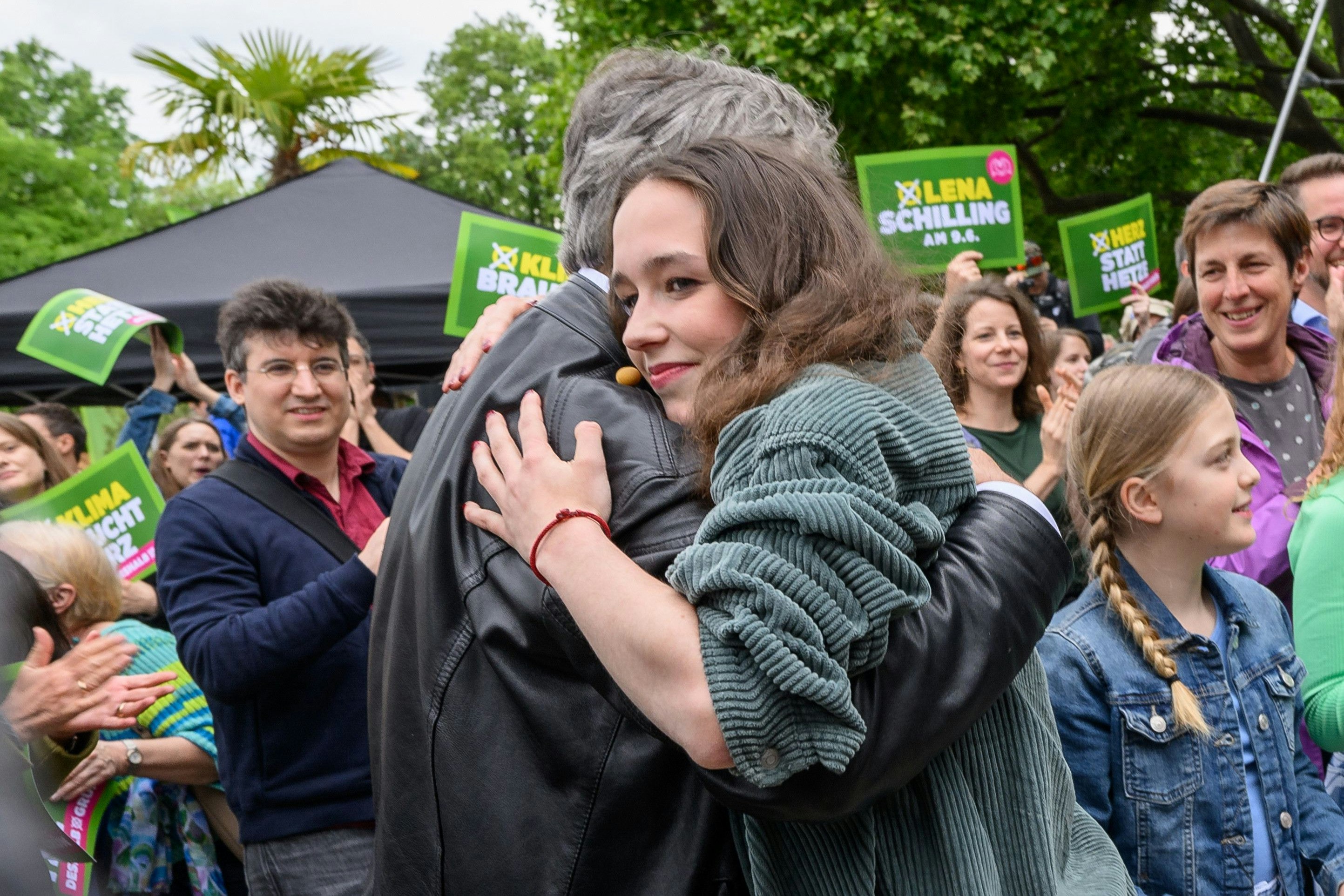 EU-Wahlkampfauftakt der Grünen am Wiener Karlsplatz: Spitzenkandidatin Lena Schilling mit Vizekanzler Werner Kogler