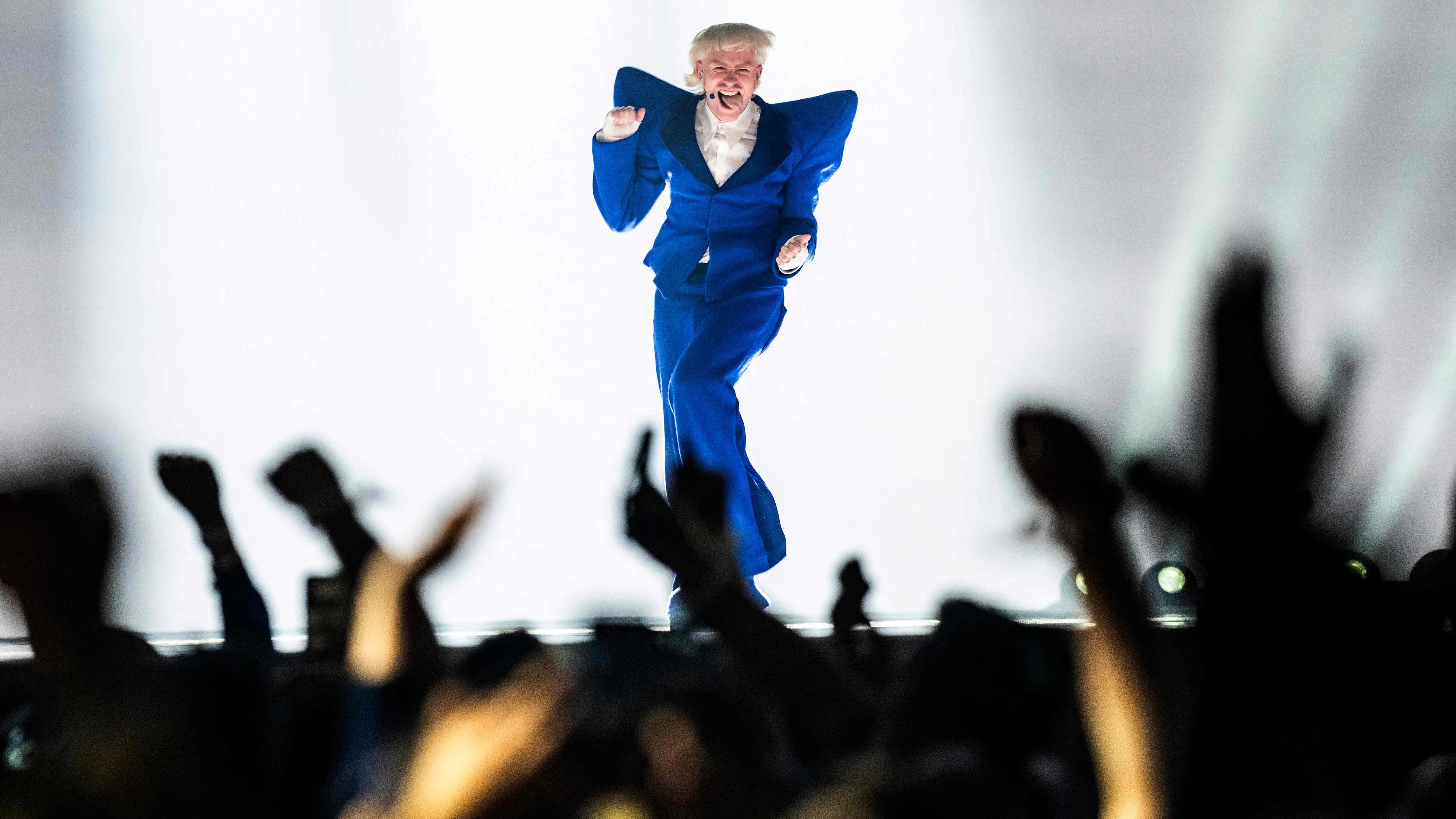Download von www.picturedesk.com am 11.05.2024 (13:10).  Joost Klein representing Netherlands with the song "Europa" performs on stage during the second semi-final of the 68th edition of the Eurovision Song Contest (ESC) at the Malmo Arena, in Malmo, Sweden, on May 9, 2024. A week of Eurovision Song Contest festivities kicked off on May 4, 2024 in the southern Swedish town of Malmo, with 37 countries taking part. The first semi-final took place on May 7, the second on May 9, and the grand final concludes the event on May 11. (Photo by Ida Marie Odgaard / Ritzau Scanpix / AFP) / Denmark OUT - 20240509_PD16432 - Rechteinfo: Rights Managed (RM) Nur für redaktionelle Nutzung! Werbliche Nutzung erfordert Freigabe: bitte schicken Sie uns eine Anfrage.