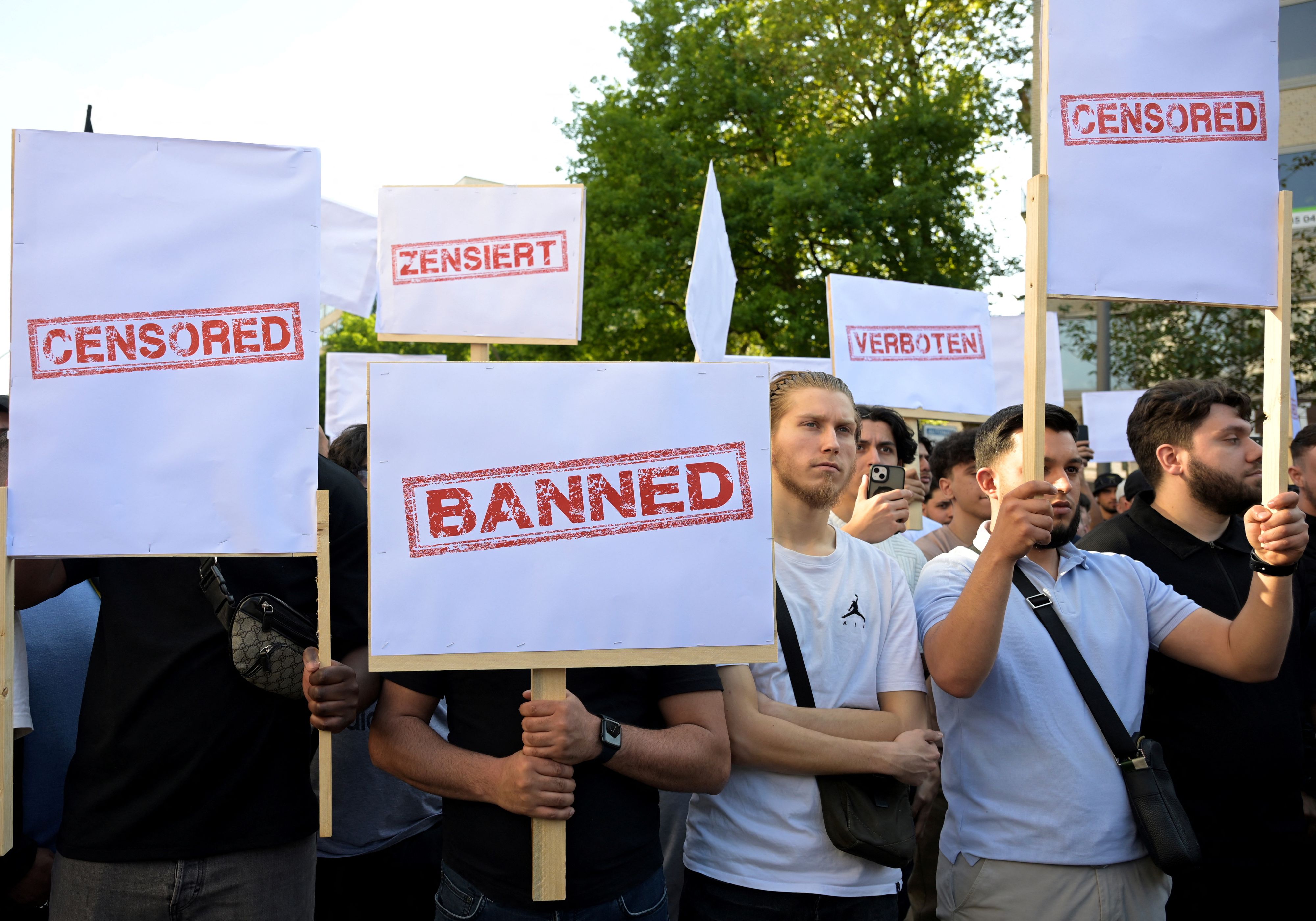 Bei der Demonstration werden Schilder mit den Wörtern 