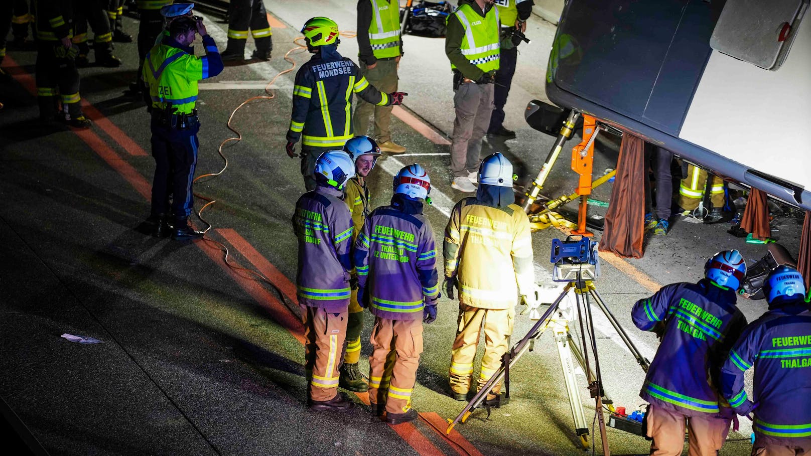 Bei einem schweren Busunfall auf der Westautobahn A1 in einem Baustellenbereich bei Thalgau sind in der Nacht auf Samstag mehrere Personen verletzt worden.