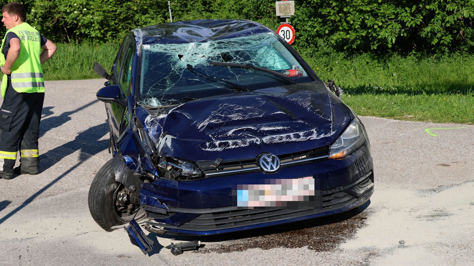 VW-Fahrerin verliert Kontrolle und überschlägt sich