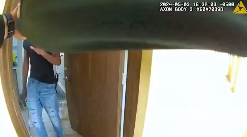 Auf Aufnahmen der Bodycam des Polizisten ist zu sehen, wie Fortson die Tür mit einer Waffe in der Handy öffnet.