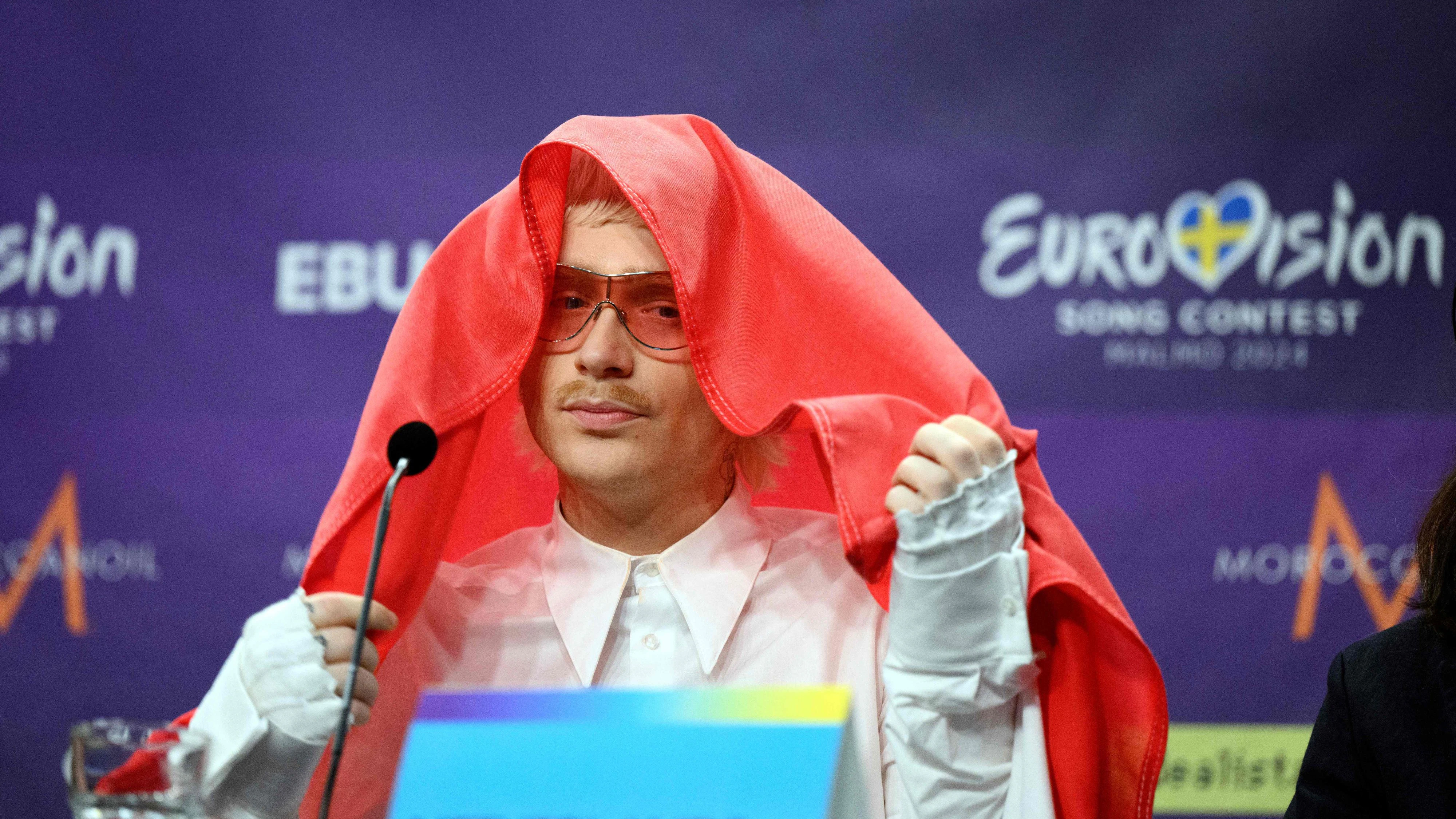 Download von www.picturedesk.com am 11.05.2024 (13:10).  Joost Klein representing the Netherlands with the song "Europapa" attends a press conference with the entries that advanced to the final after the second semi-final of the 68th edition of the Eurovision Song Contest (ESC) at the Malmo Arena, in Malmo, Sweden, on May 9, 2024. Dutch contestant Joost Klein was dropped from the Eurovision final just hours before the event following an incident unlinked to the controversy over Israel's participation amid the Gaza war. (Photo by Jessica GOW / TT News Agency / AFP) / Sweden OUT - 20240509_PD19011 - Rechteinfo: Rights Managed (RM) Nur für redaktionelle Nutzung! Werbliche Nutzung erfordert Freigabe: bitte schicken Sie uns eine Anfrage.
