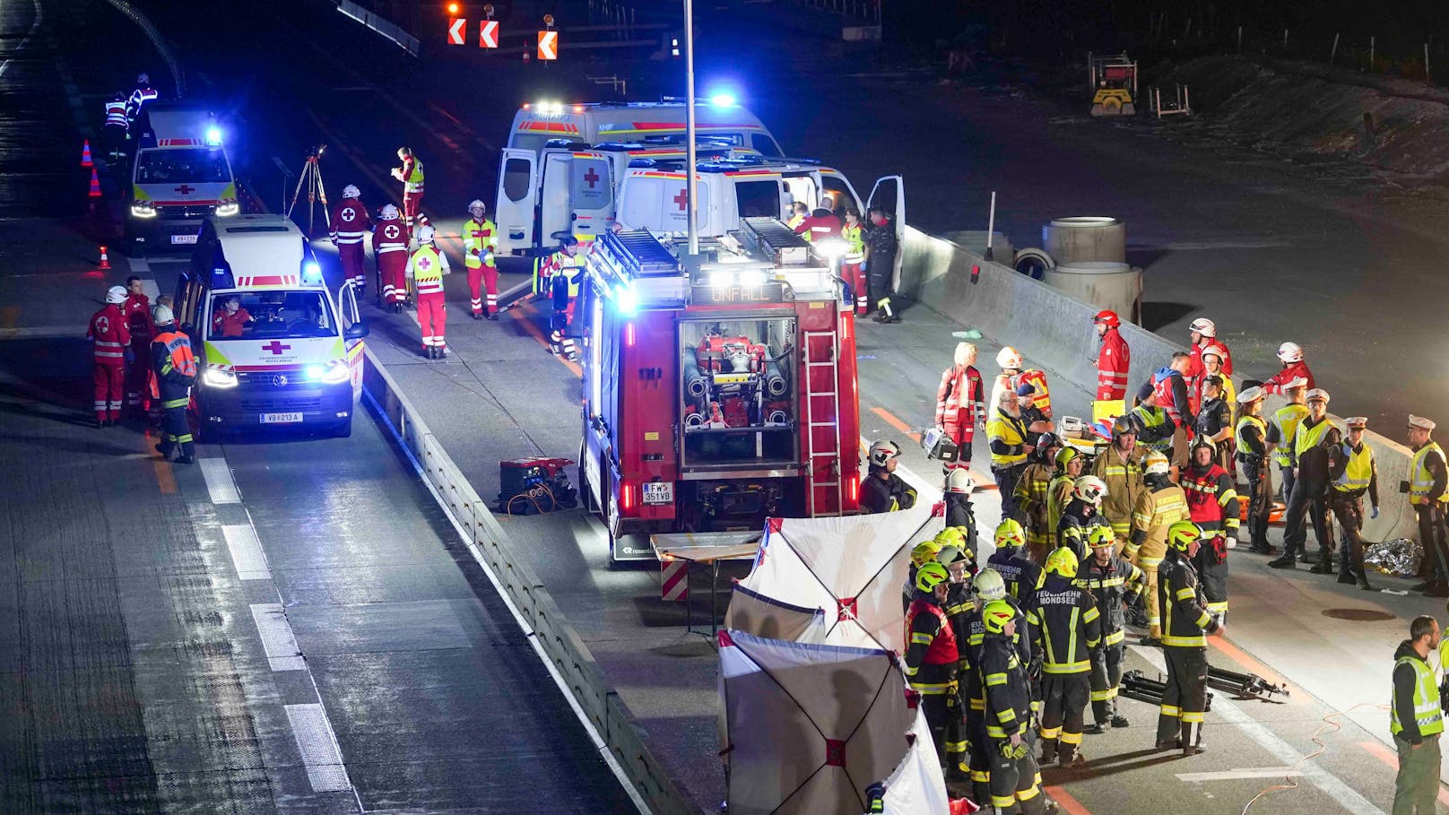 Bei einem schweren Busunfall auf der Westautobahn A1 in einem Baustellenbereich bei Thalgau sind in der Nacht auf Samstag mehrere Personen verletzt worden.