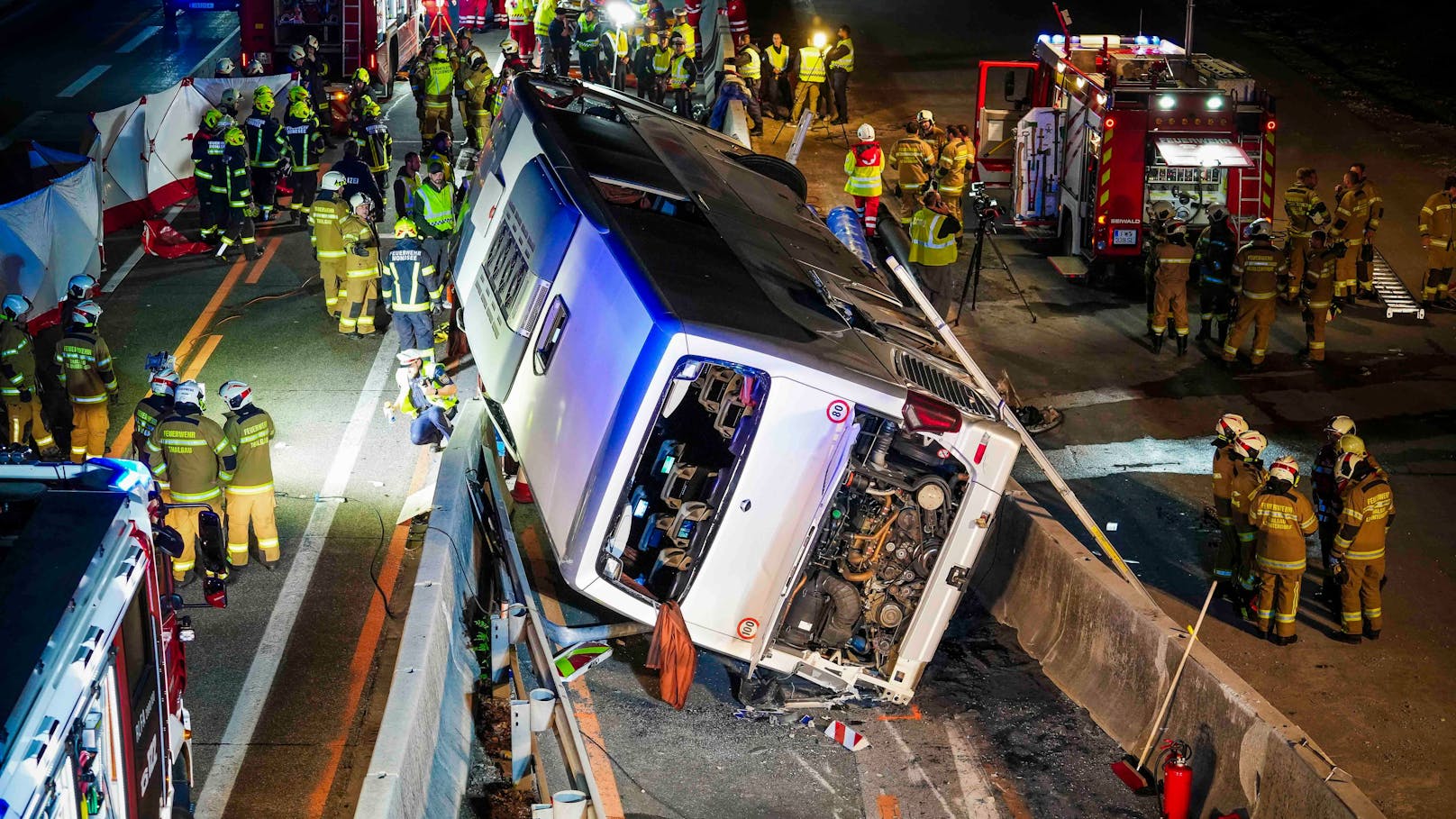 Bei einem schweren Busunfall auf der Westautobahn A1 in einem Baustellenbereich bei Thalgau sind in der Nacht auf Samstag mehrere Personen verletzt worden.