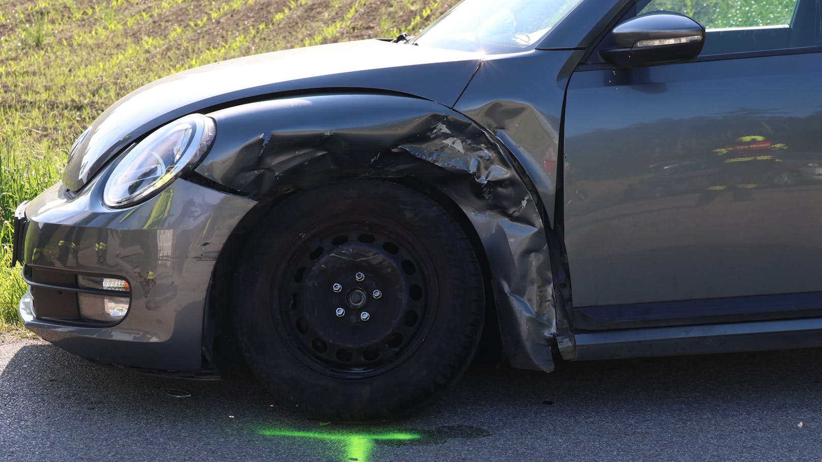 Ein Unfall zwischen zwei Fahrzeugen hat sich Freitagnachmittag in Pennewang (Bezirk Wels-Land) ereignet. Die Feuerwehr stand bei Aufräumarbeiten im Einsatz.