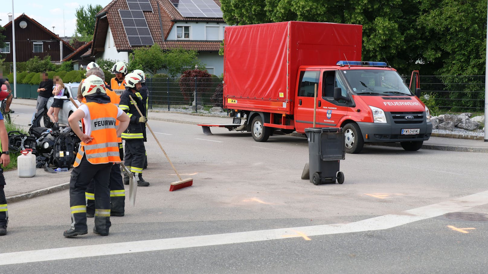 Schwere Verletzungen erlitt Freitagnachmittag ein Motorradfahrer bei einer Kollision mit einem Pkw in einem Kreuzungsbereich in Buchkirchen (Bezirk Wels-Land).