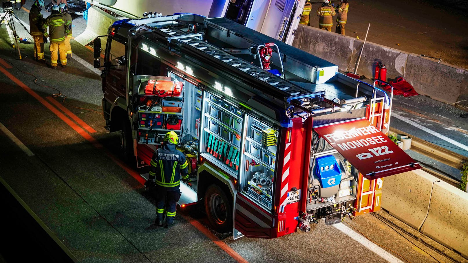 Bei einem schweren Busunfall auf der Westautobahn A1 in einem Baustellenbereich bei Thalgau sind in der Nacht auf Samstag mehrere Personen verletzt worden.